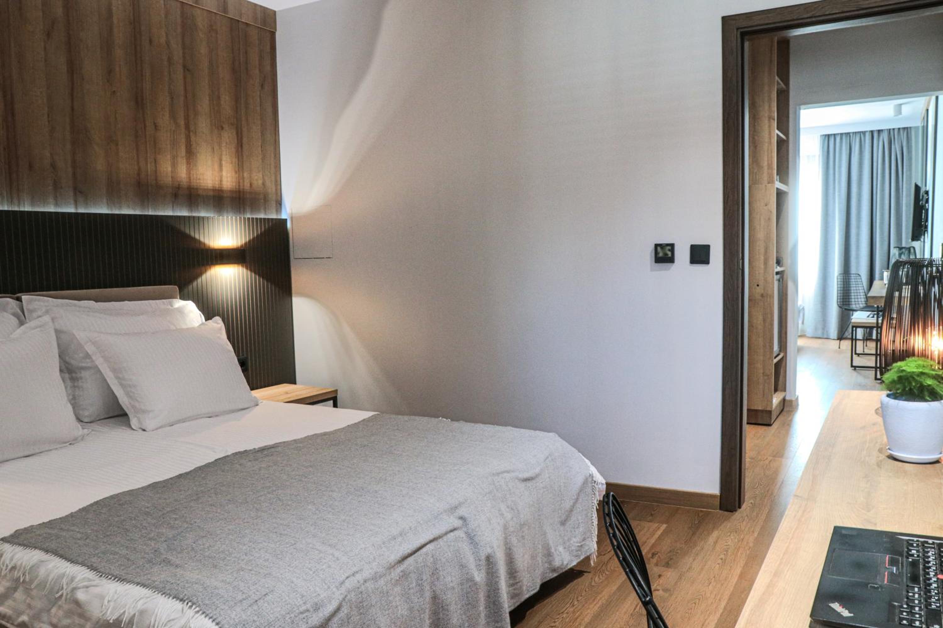 Family Suite with One Double and Two Single Beds - Non-Smoking photo 2