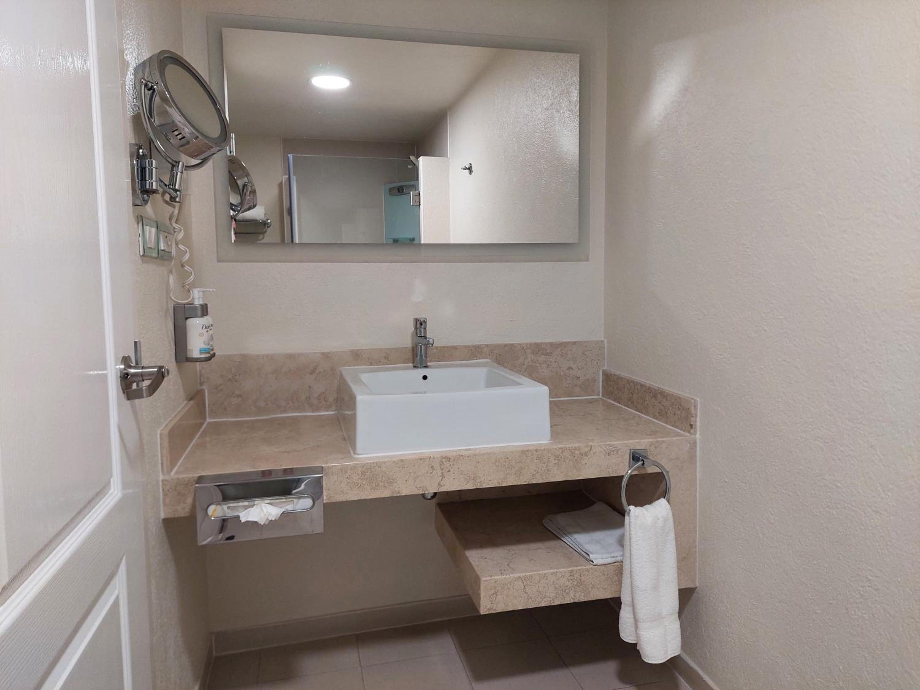 Premium King Room - Photo 3