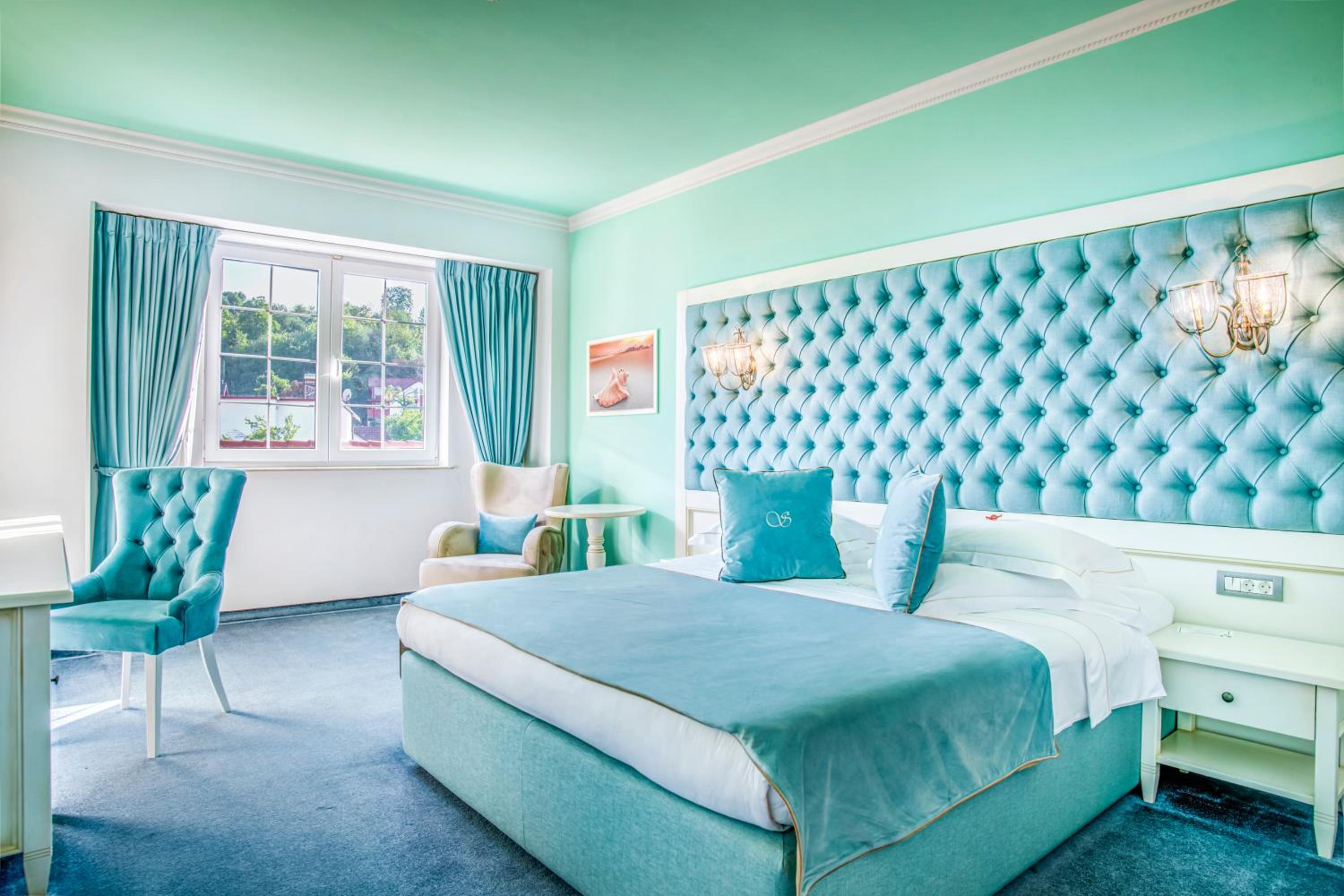 Deluxe King Room - Photo 10