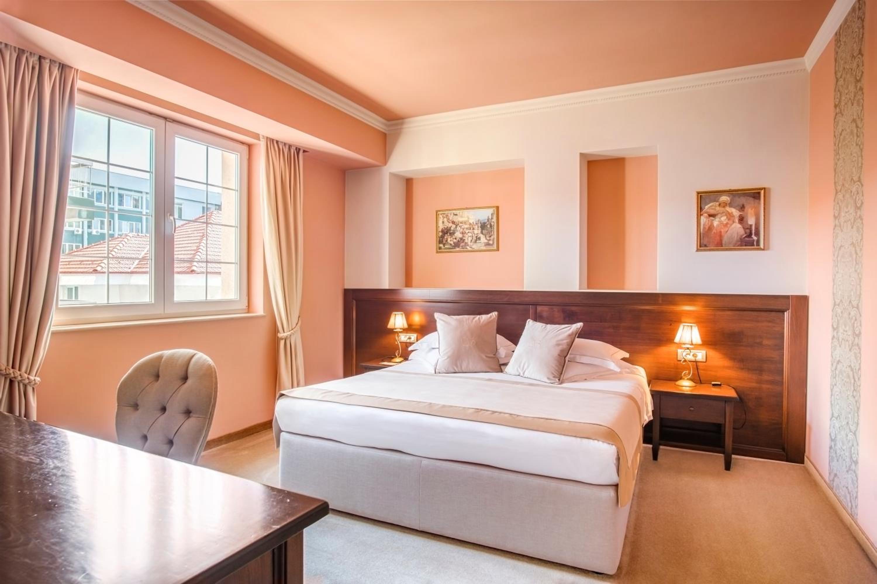Deluxe King Room - Photo 2
