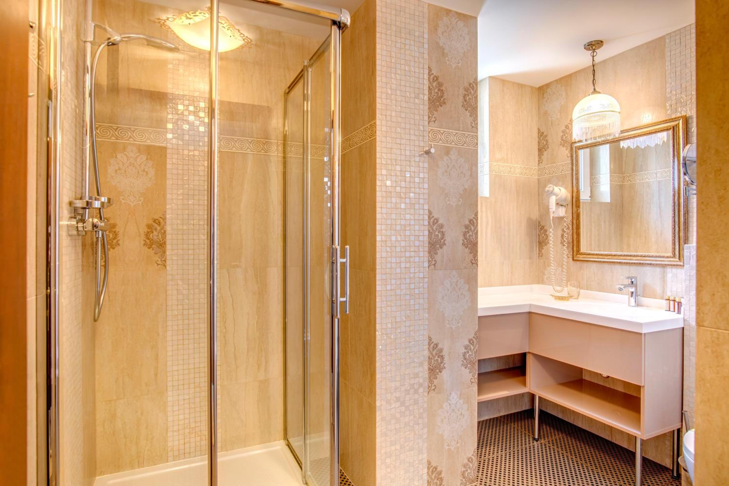 Deluxe King Room - Photo 4