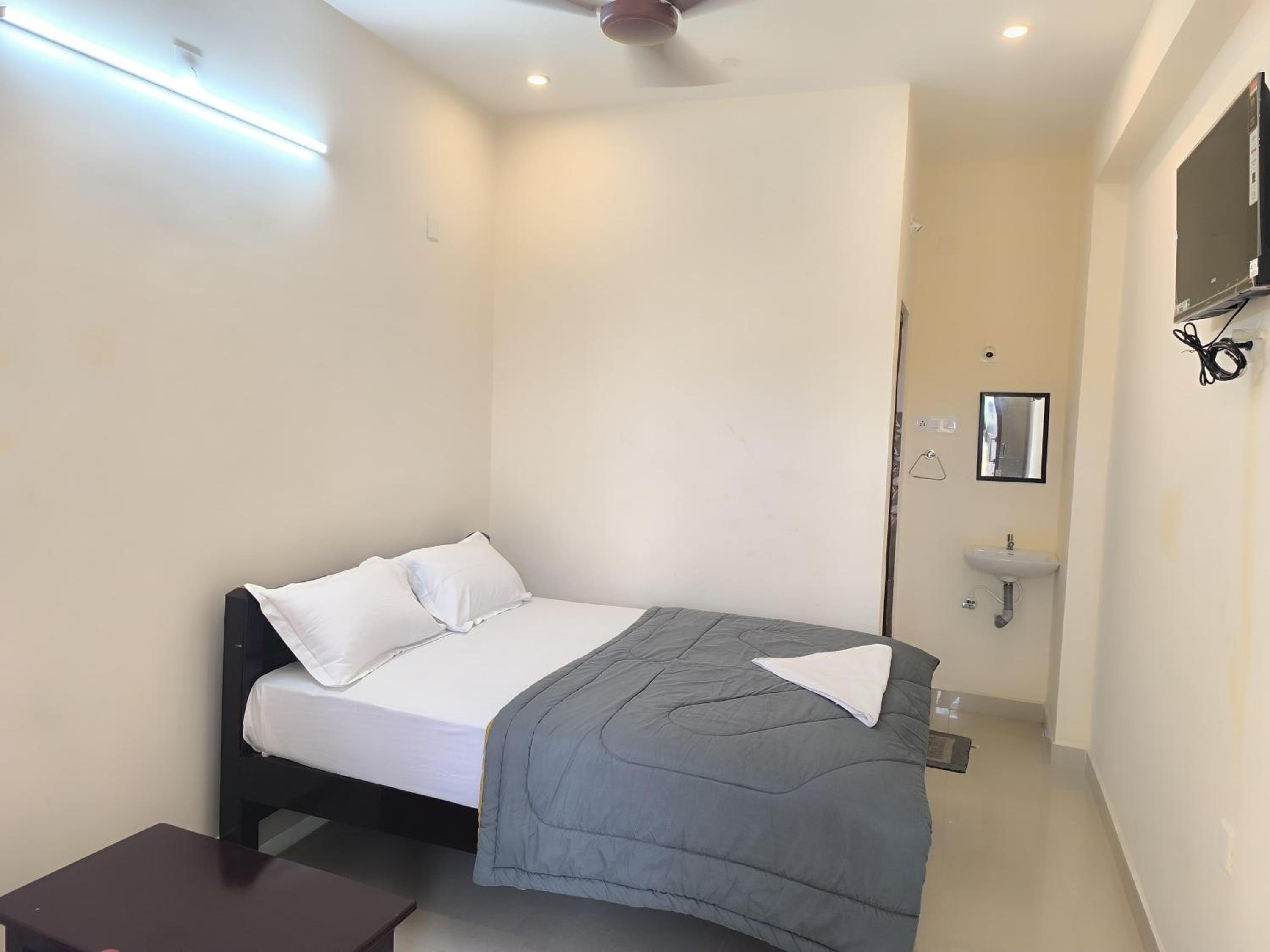 Deluxe Double Room (2 Adults + 1 Child) photo 3