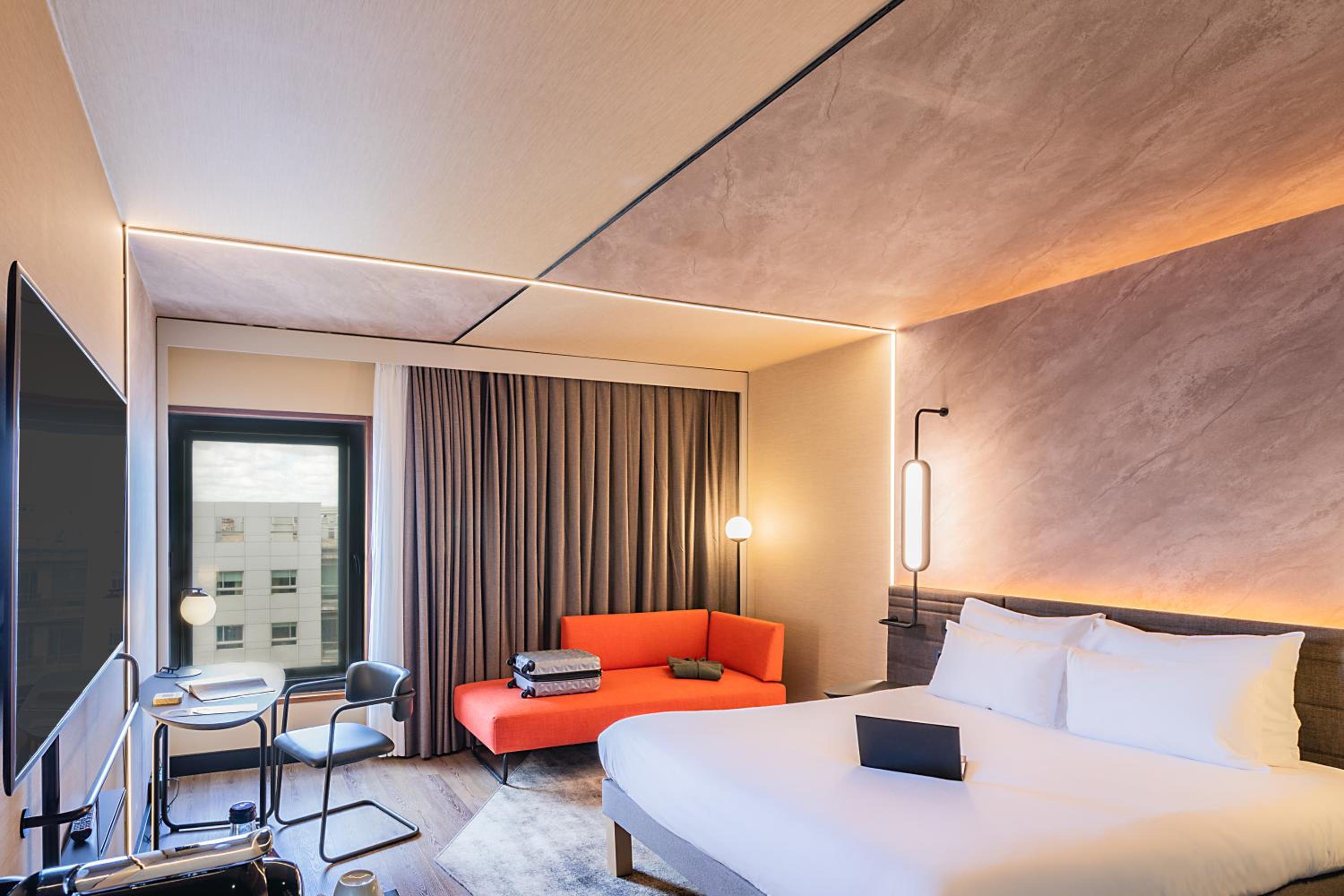 Superior Twin Room with Sofa Bed - Photo 4