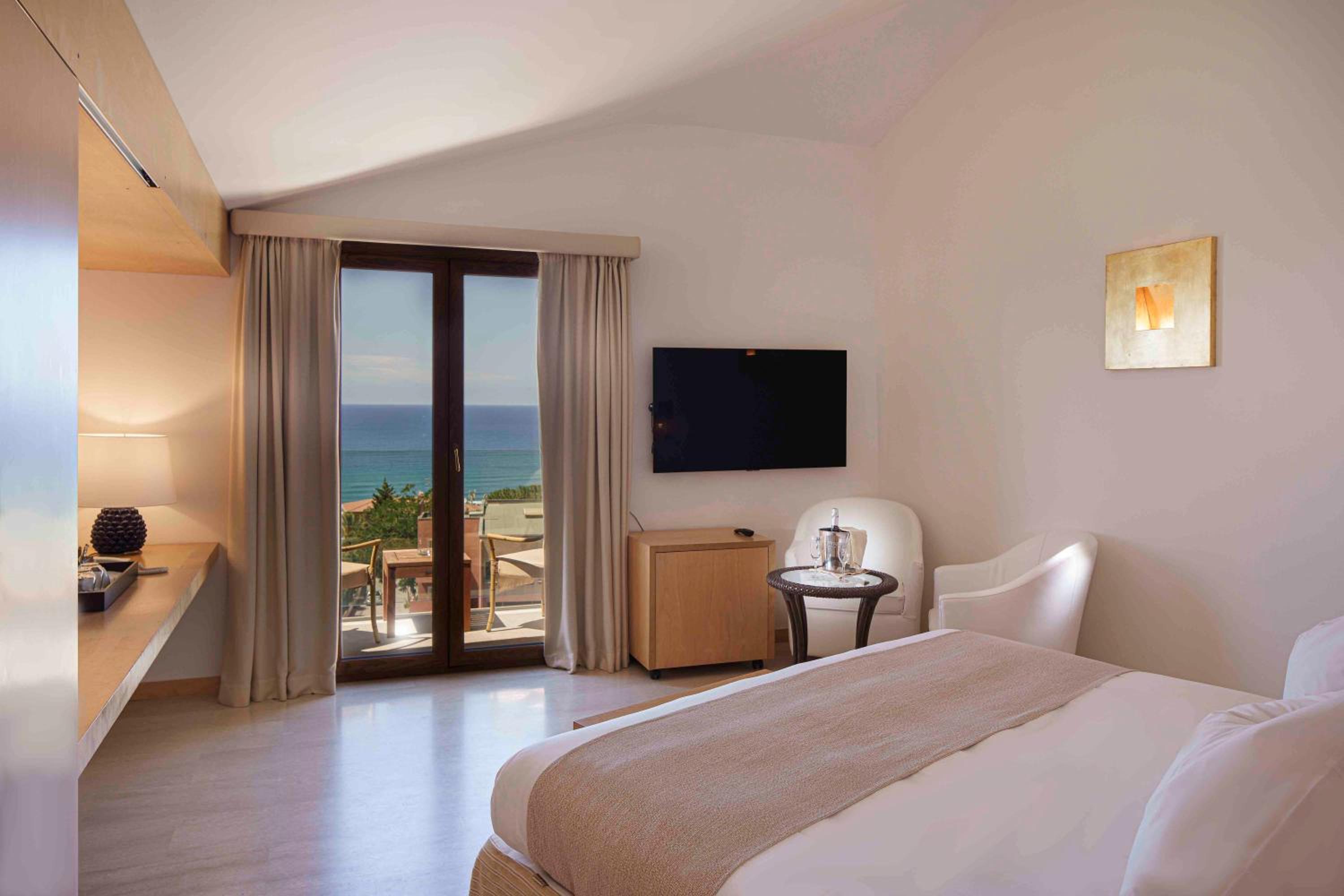 Executive Suite - Photo 6