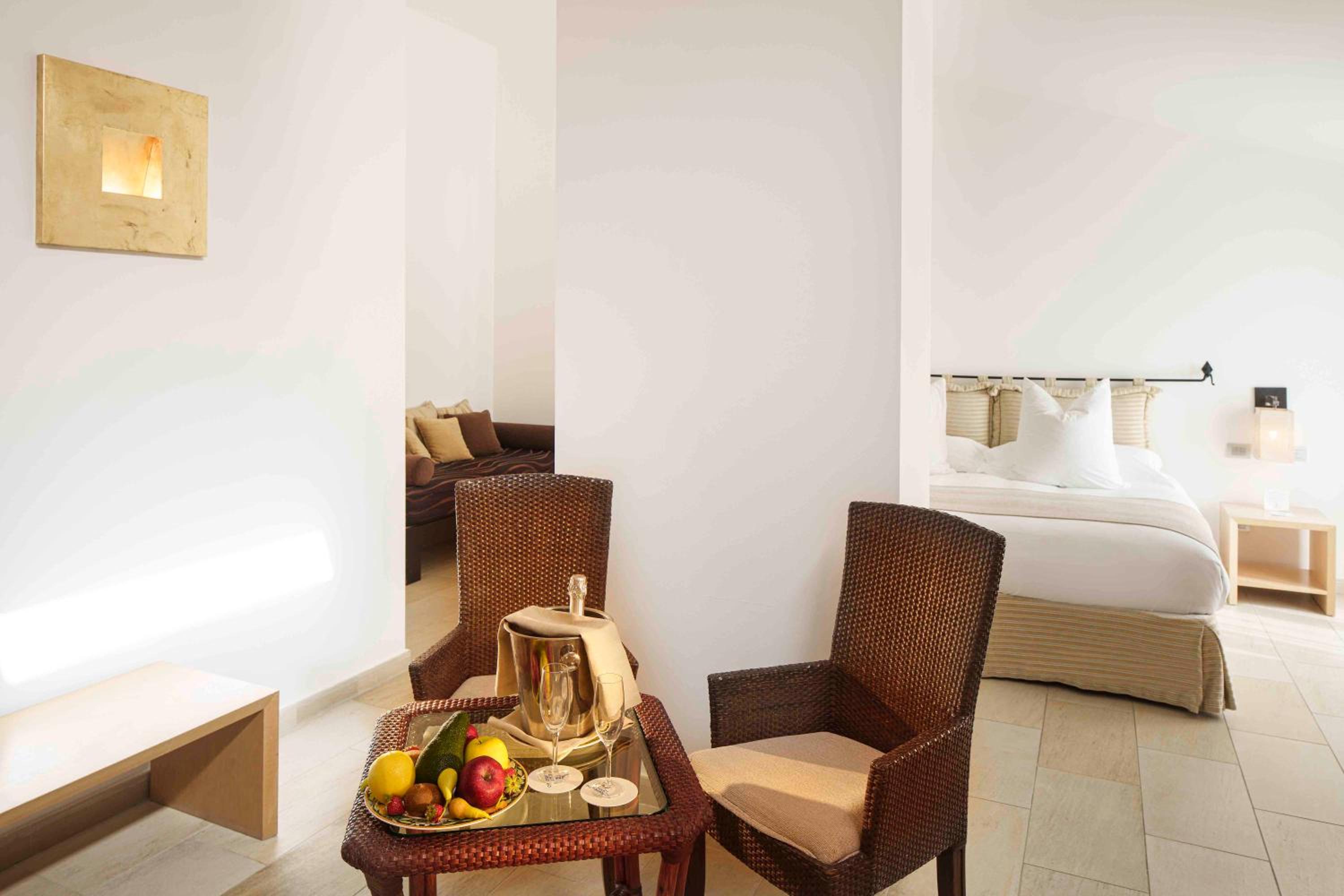 Executive Suite - Photo 8