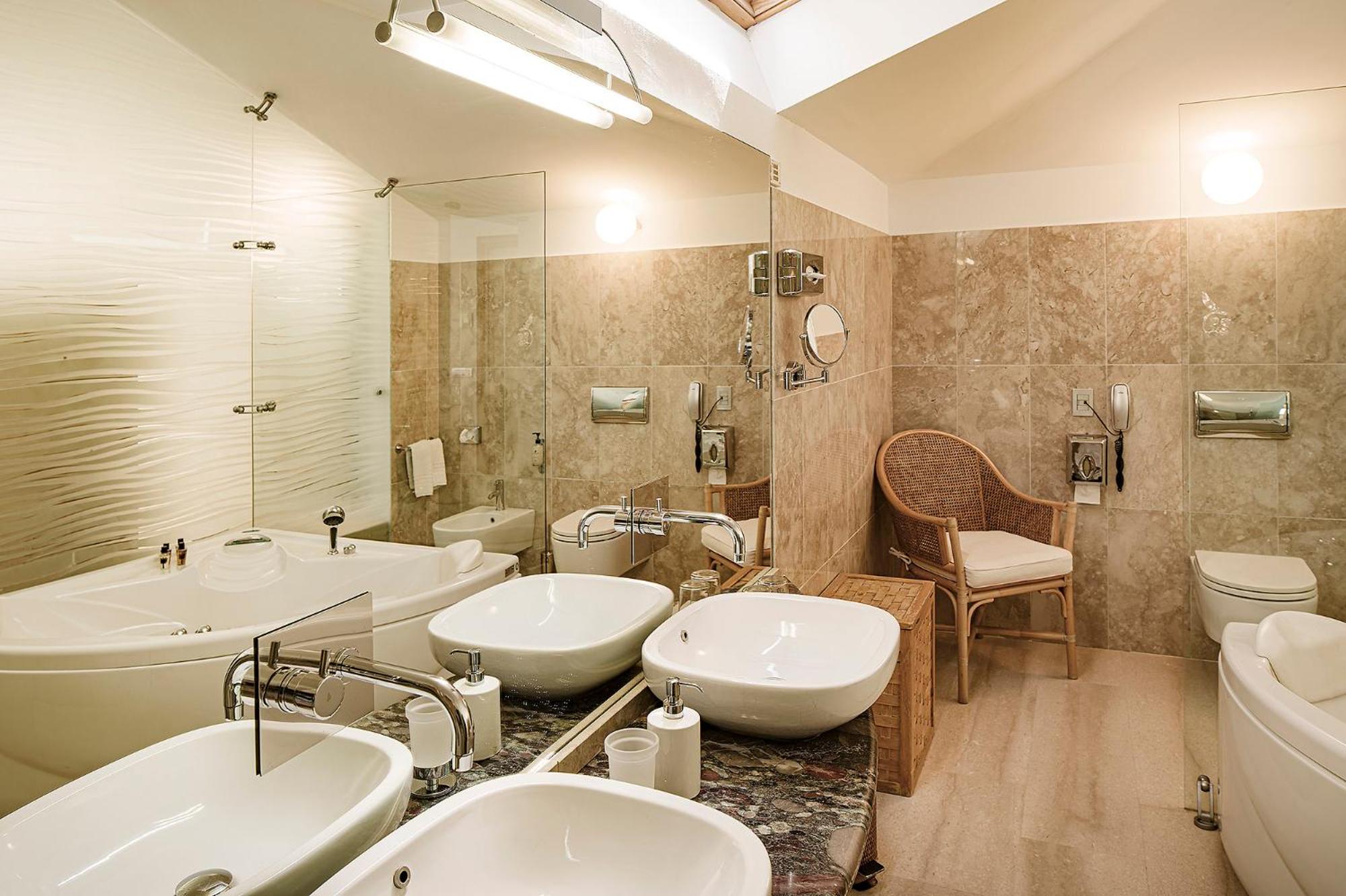 Suite - Photo 9