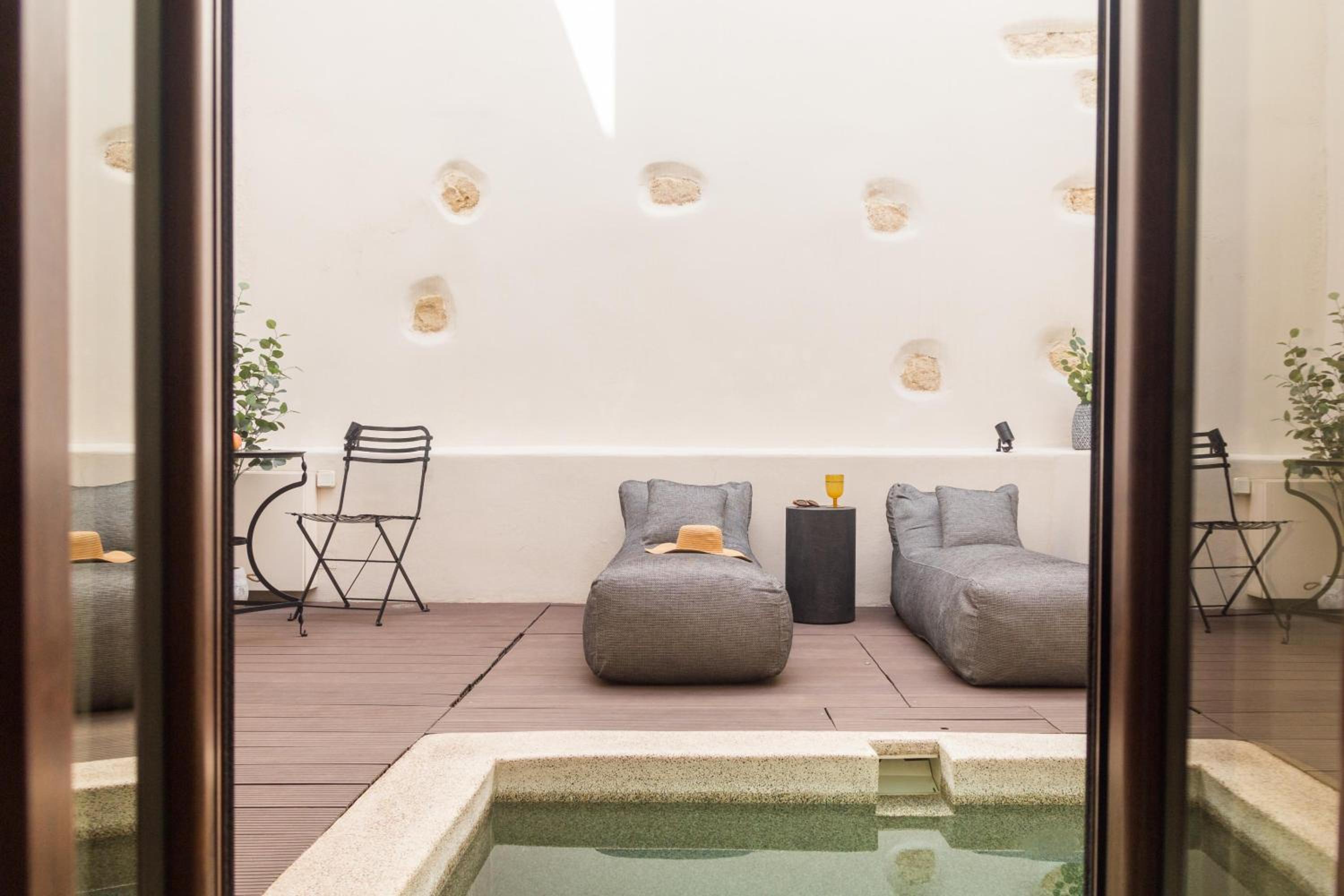 Ground Suite with Private Pool photo 3