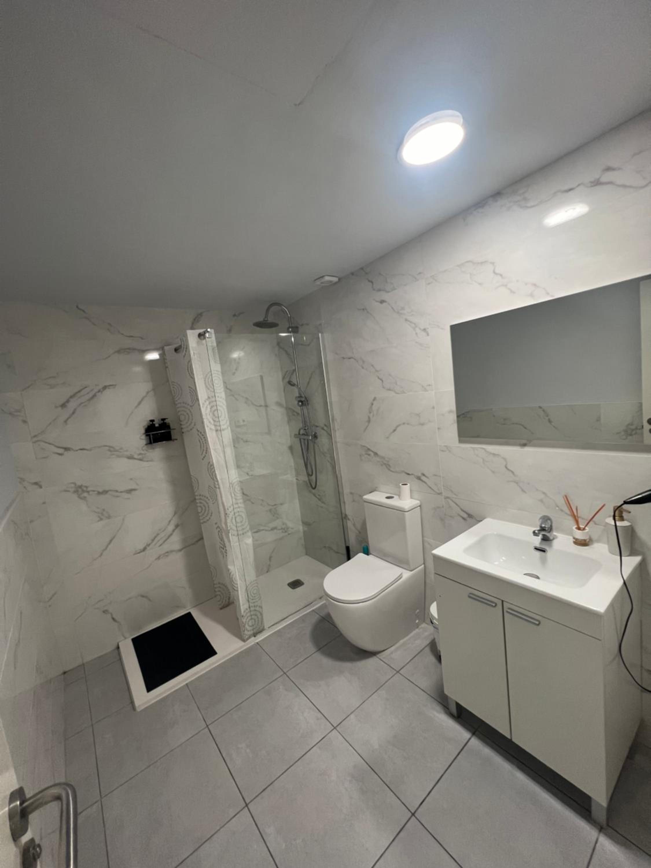 Queen Room With Shared Bathroom photo 2
