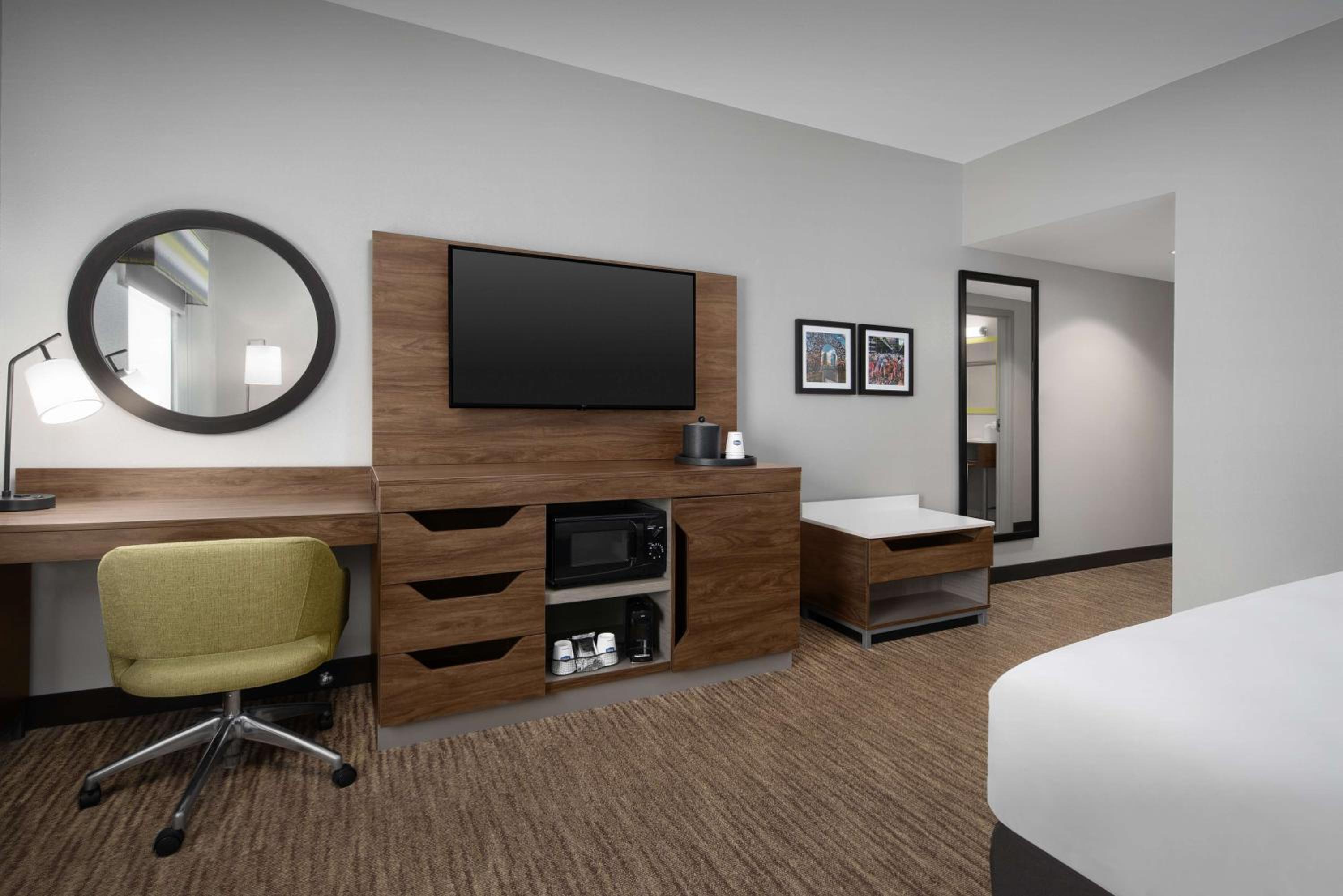 King Room with Accessible Tub - Mobility and Hearing Access/Non-Smoking - Photo 5
