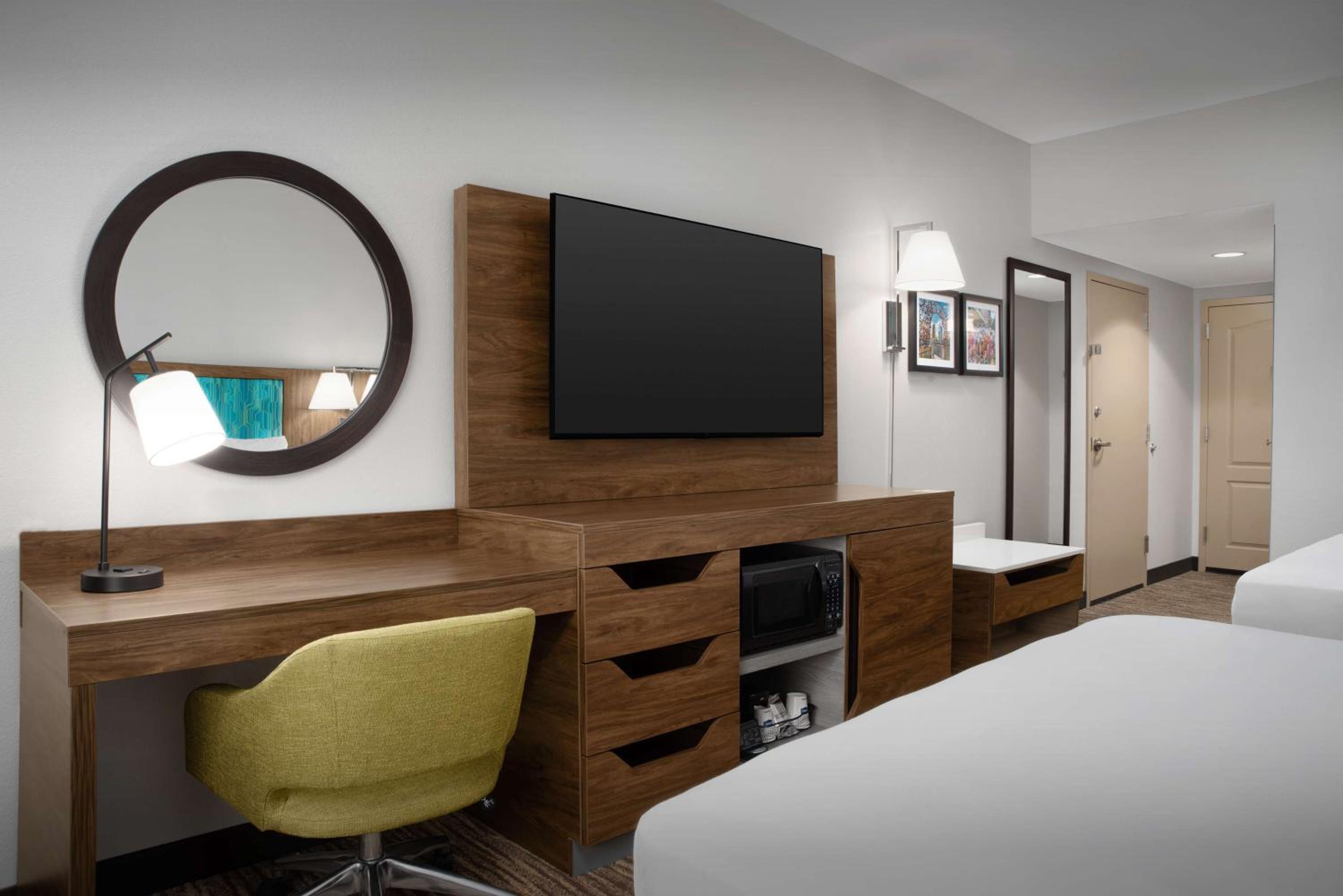 Room with Two Queen Beds - Non-Smoking - Photo 2