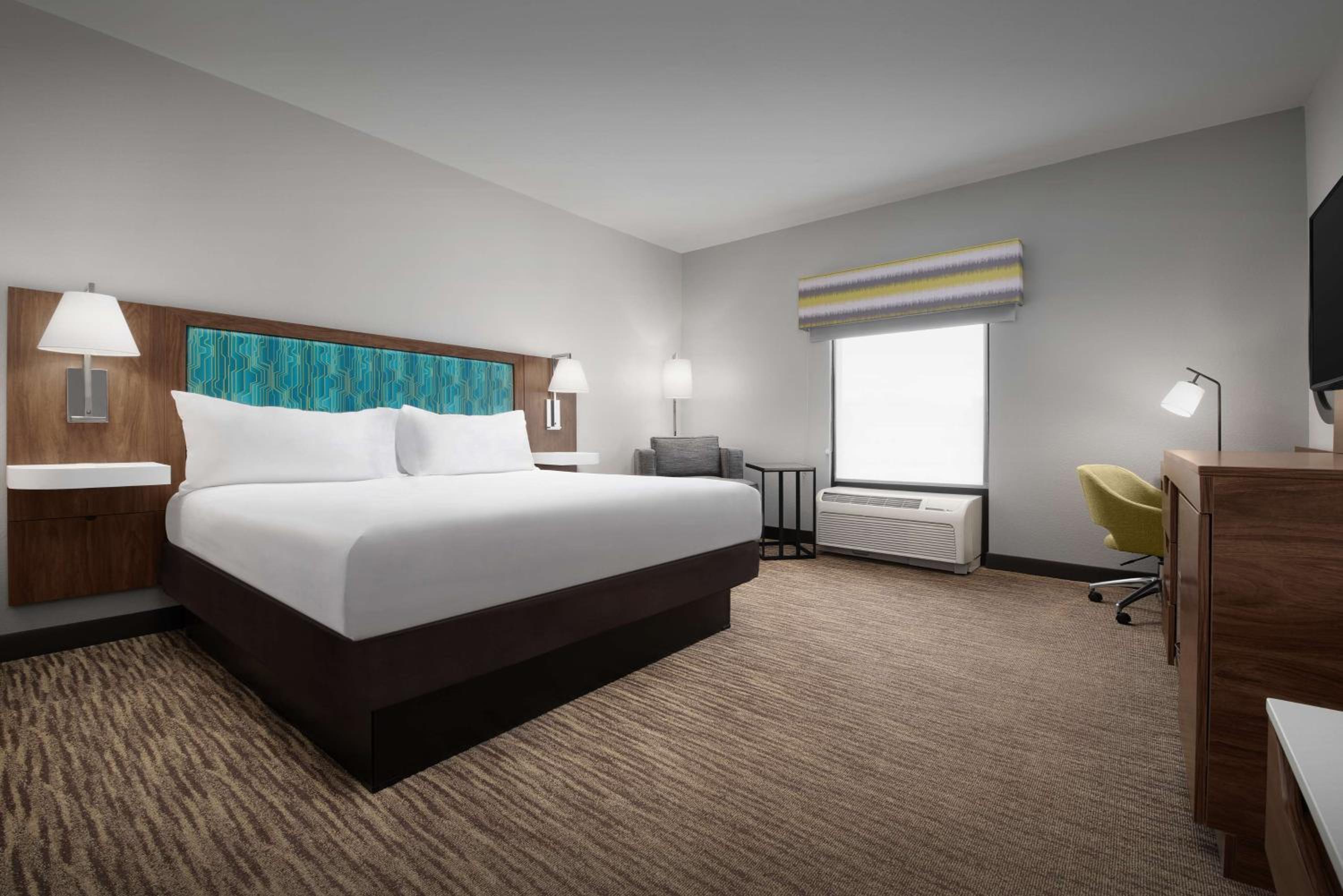King Room with King Bed - Non-Smoking - Photo 3