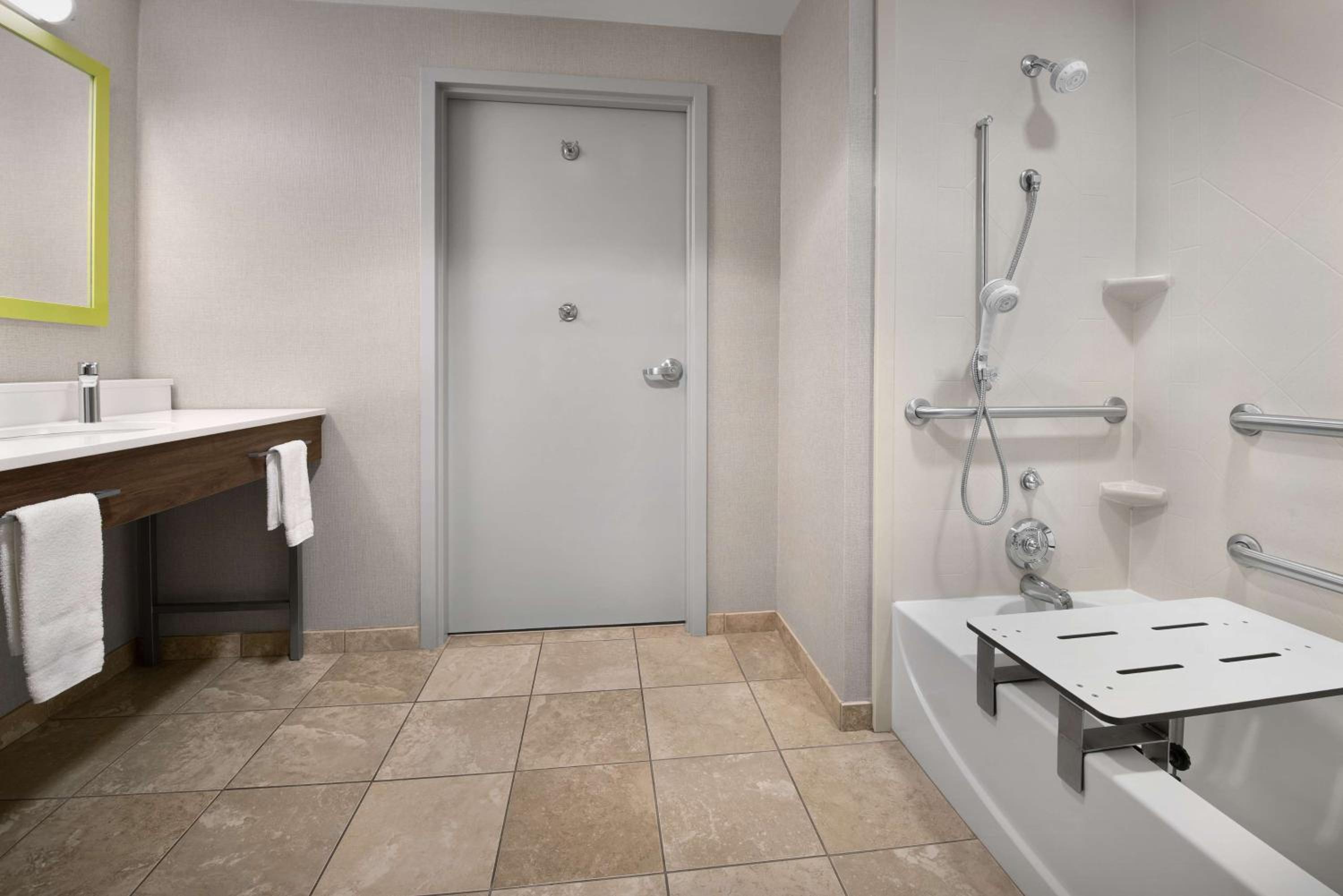 King Room with Accessible Tub - Mobility and Hearing Access/Non-Smoking - Photo 4