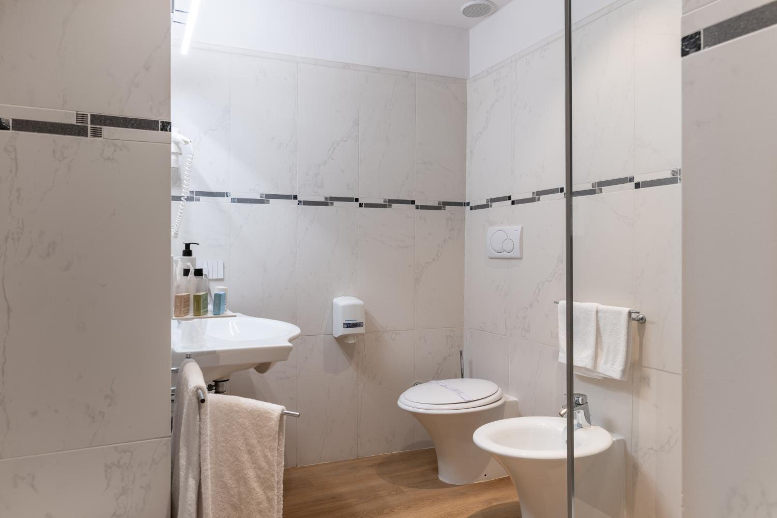 Suite with Spa Bath - Photo 12