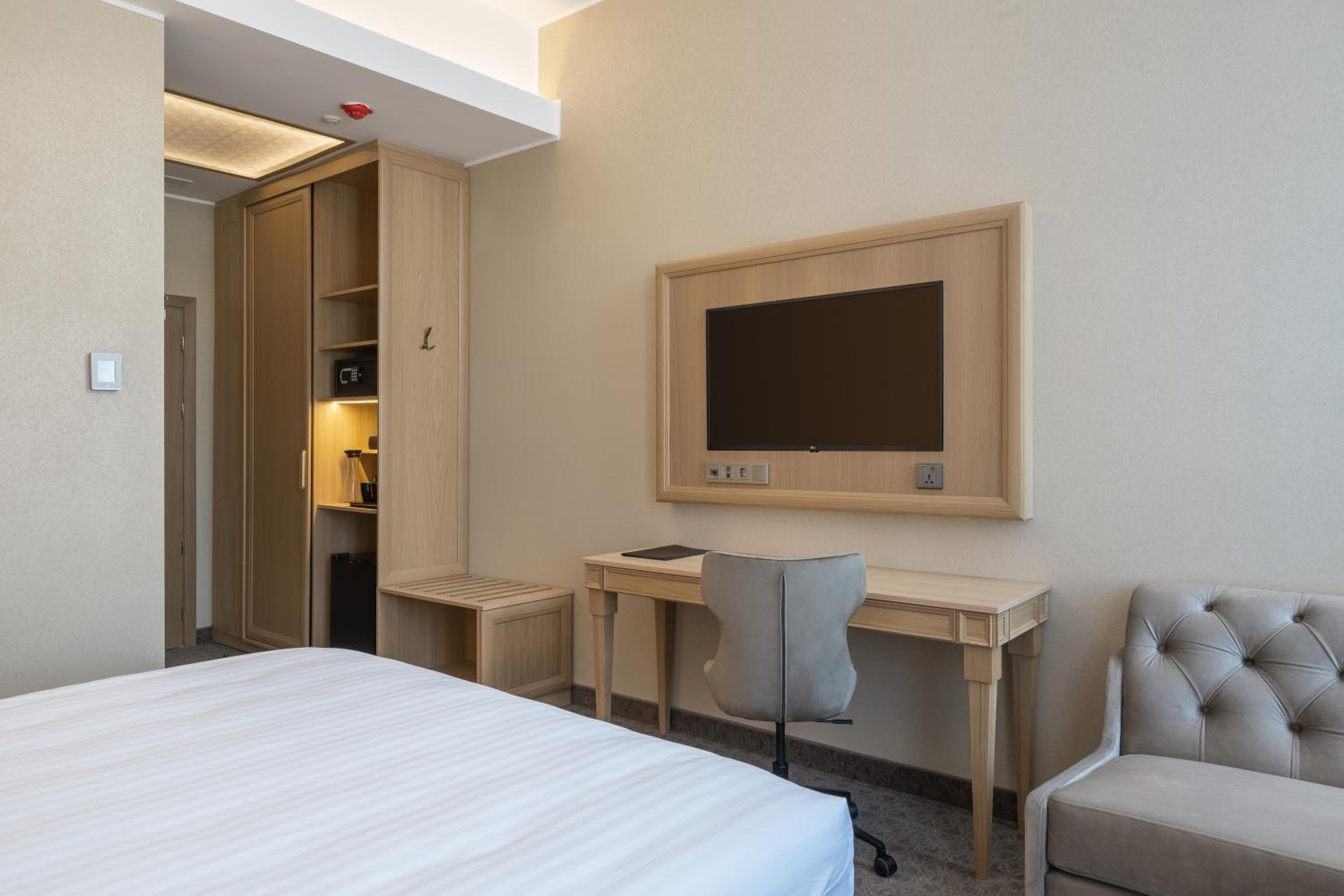 Business Double Room with Extra Bed - Photo 2