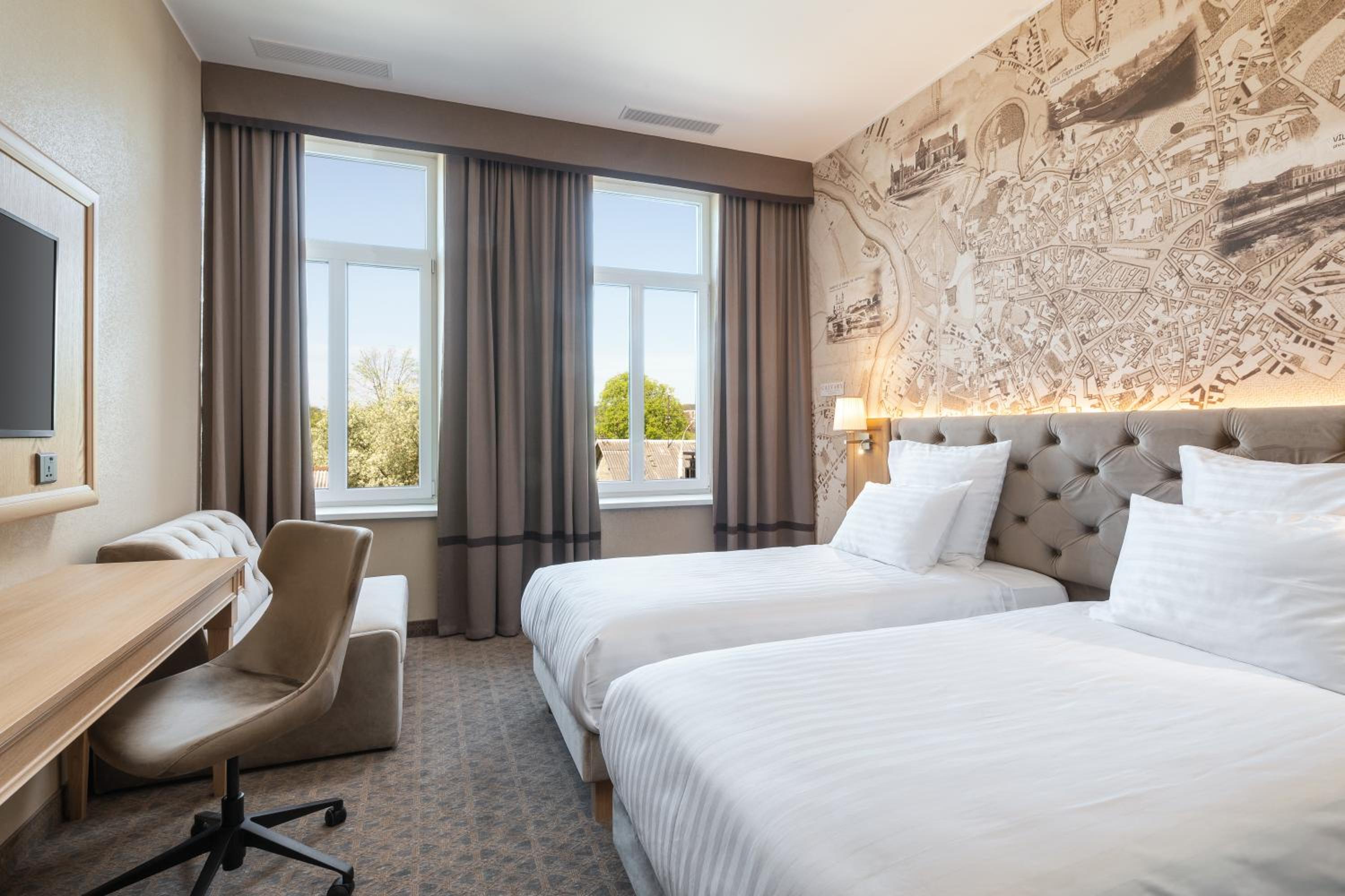 Business Twin Room with Extra Bed - Photo 1