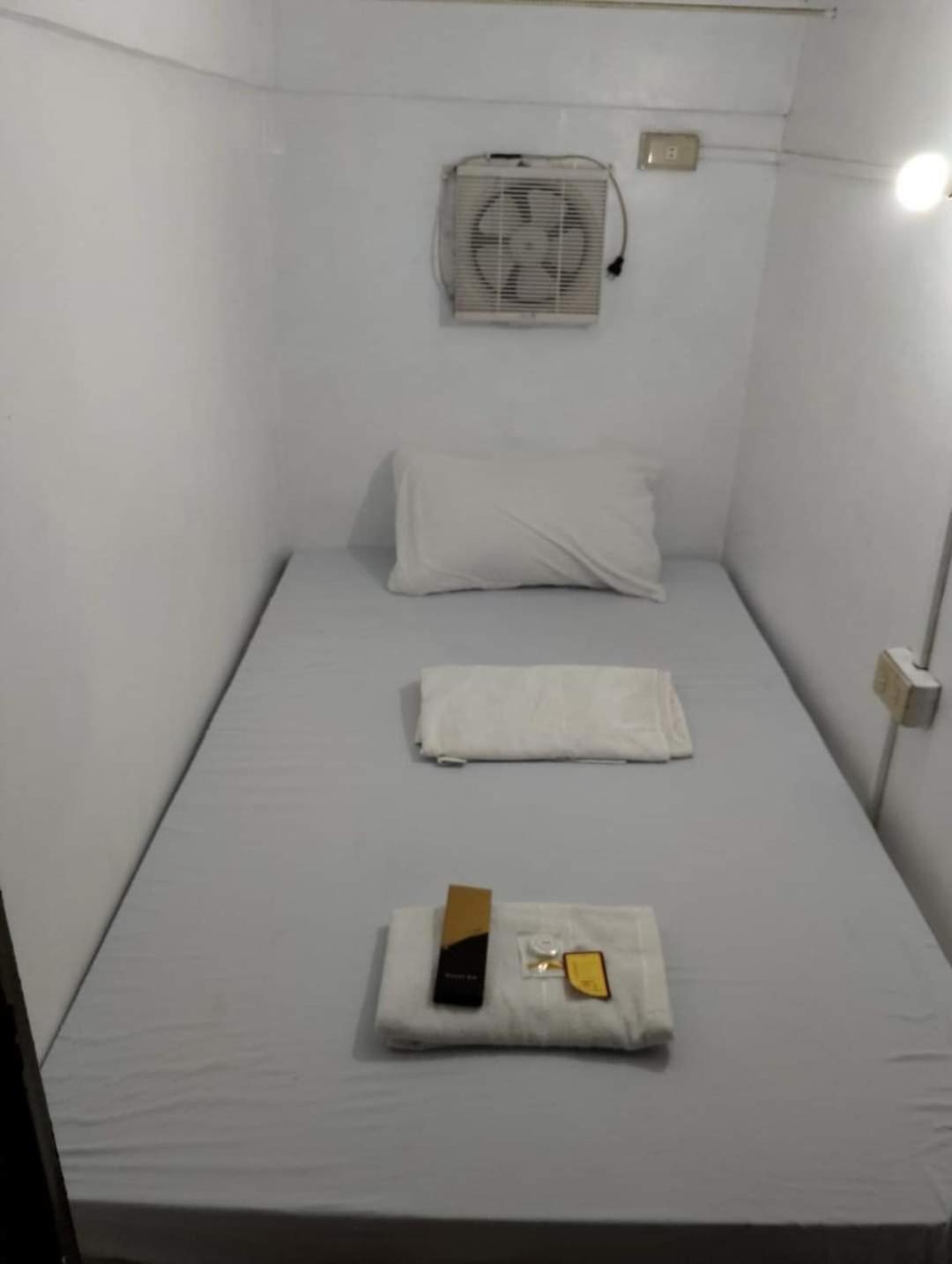 Single Bed in Mixed Dormitory Room