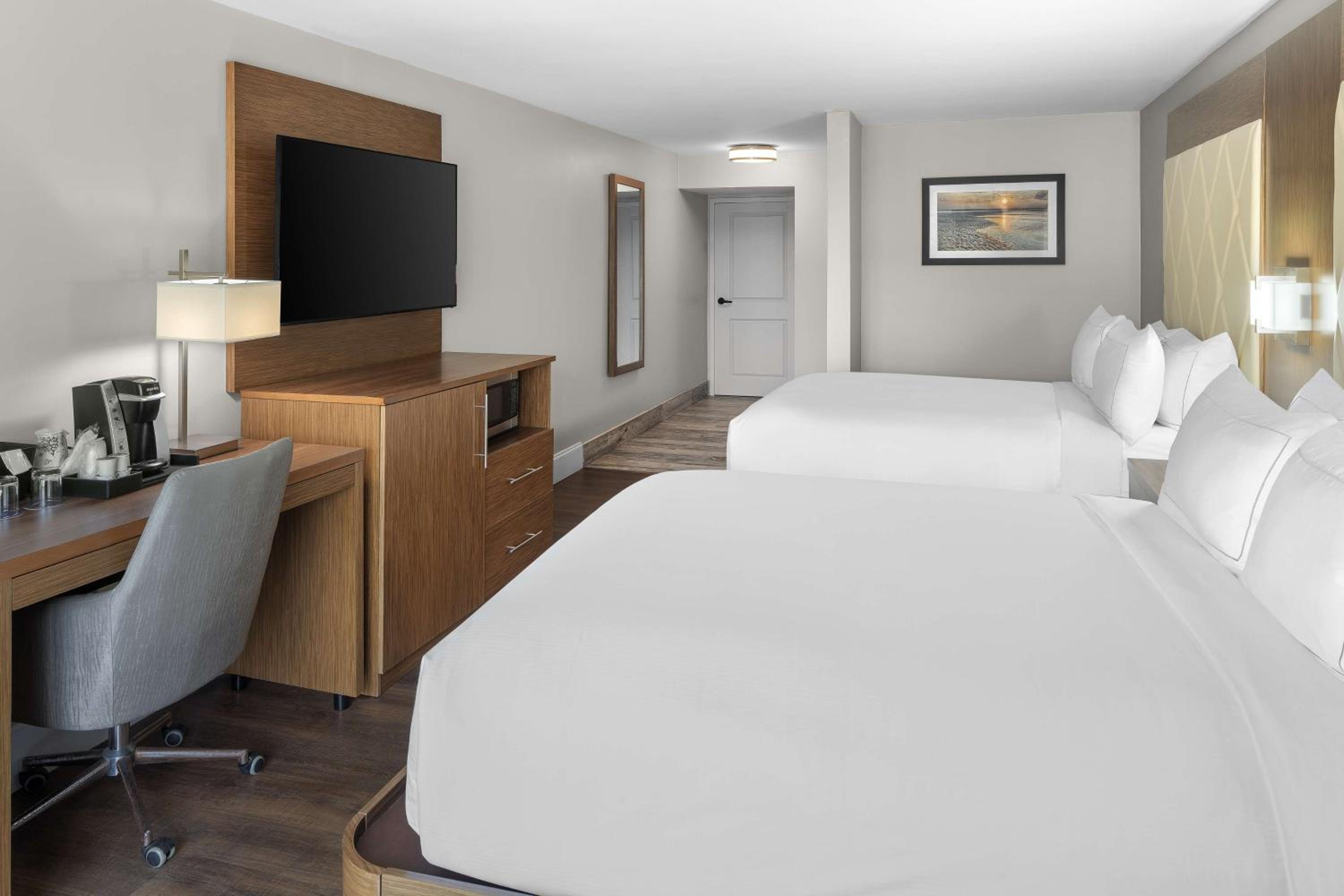Queen Room with Two Queen Beds - Photo 9