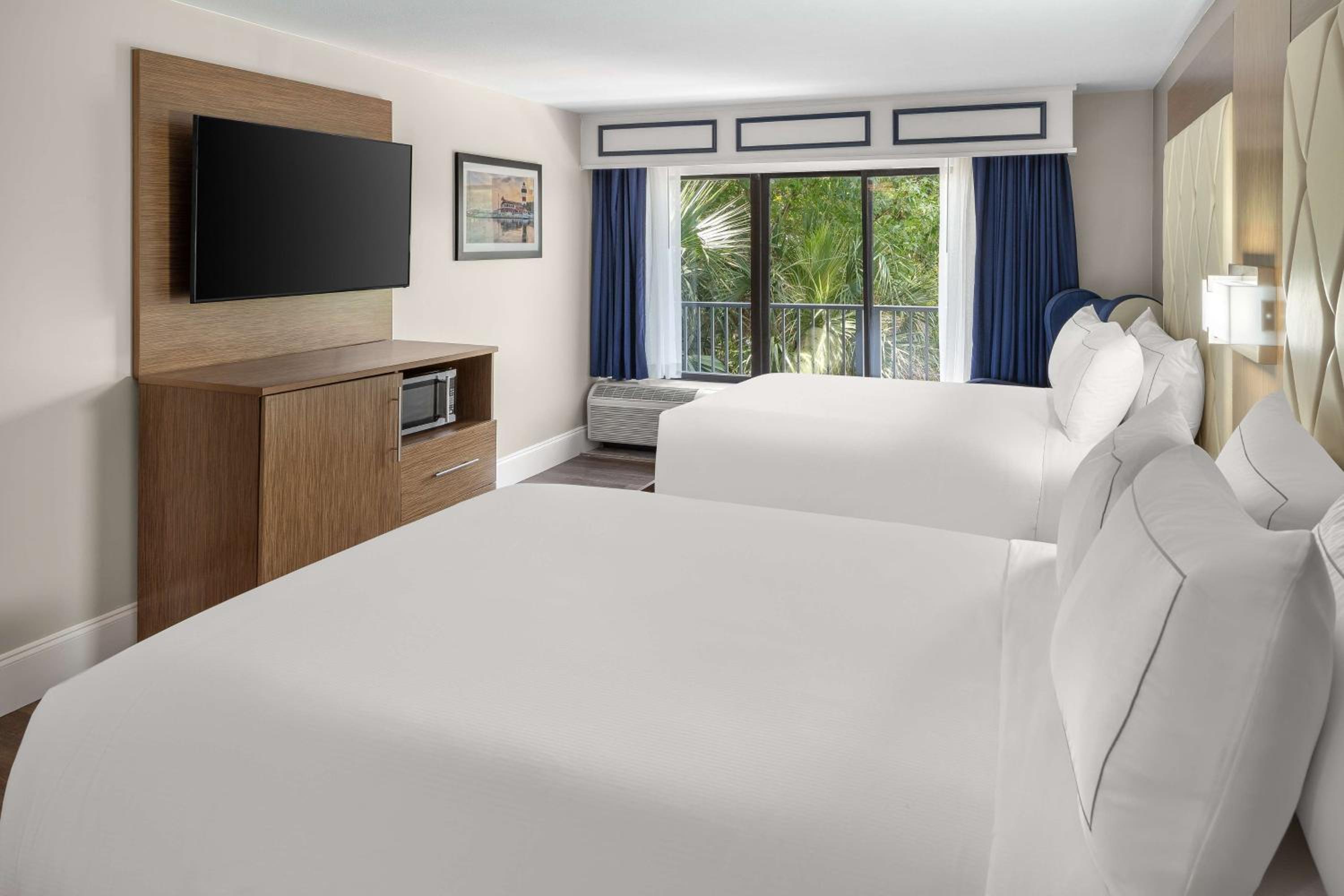 Queen Room with Two Queen Beds - Photo 11