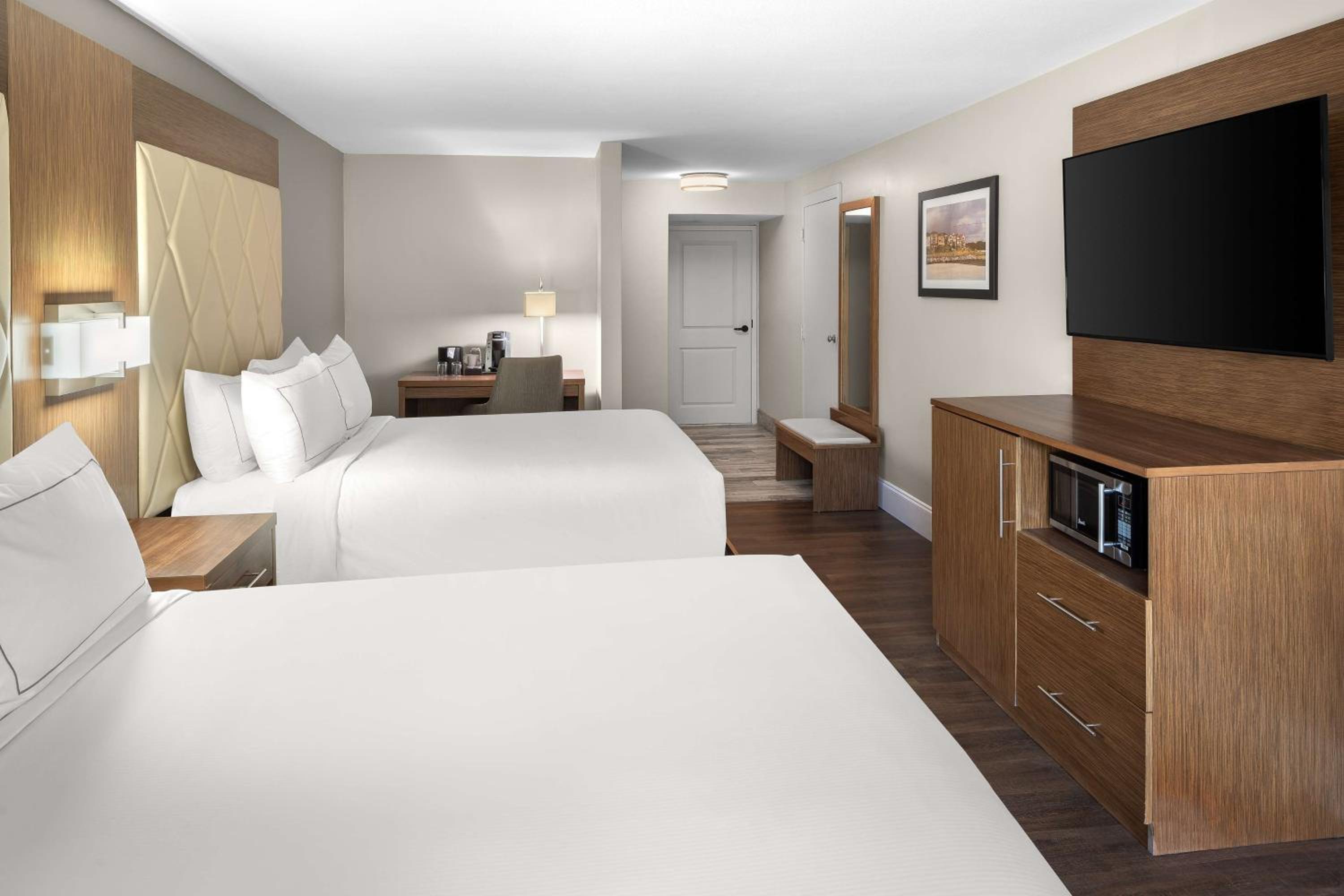 Queen Room with Two Queen Beds - Photo 10