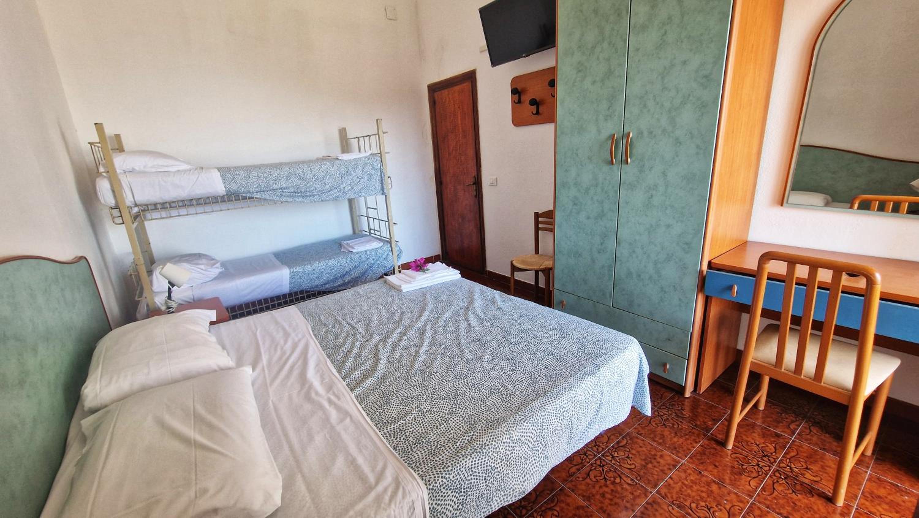 Quadruple Room with Sea View - Photo 1