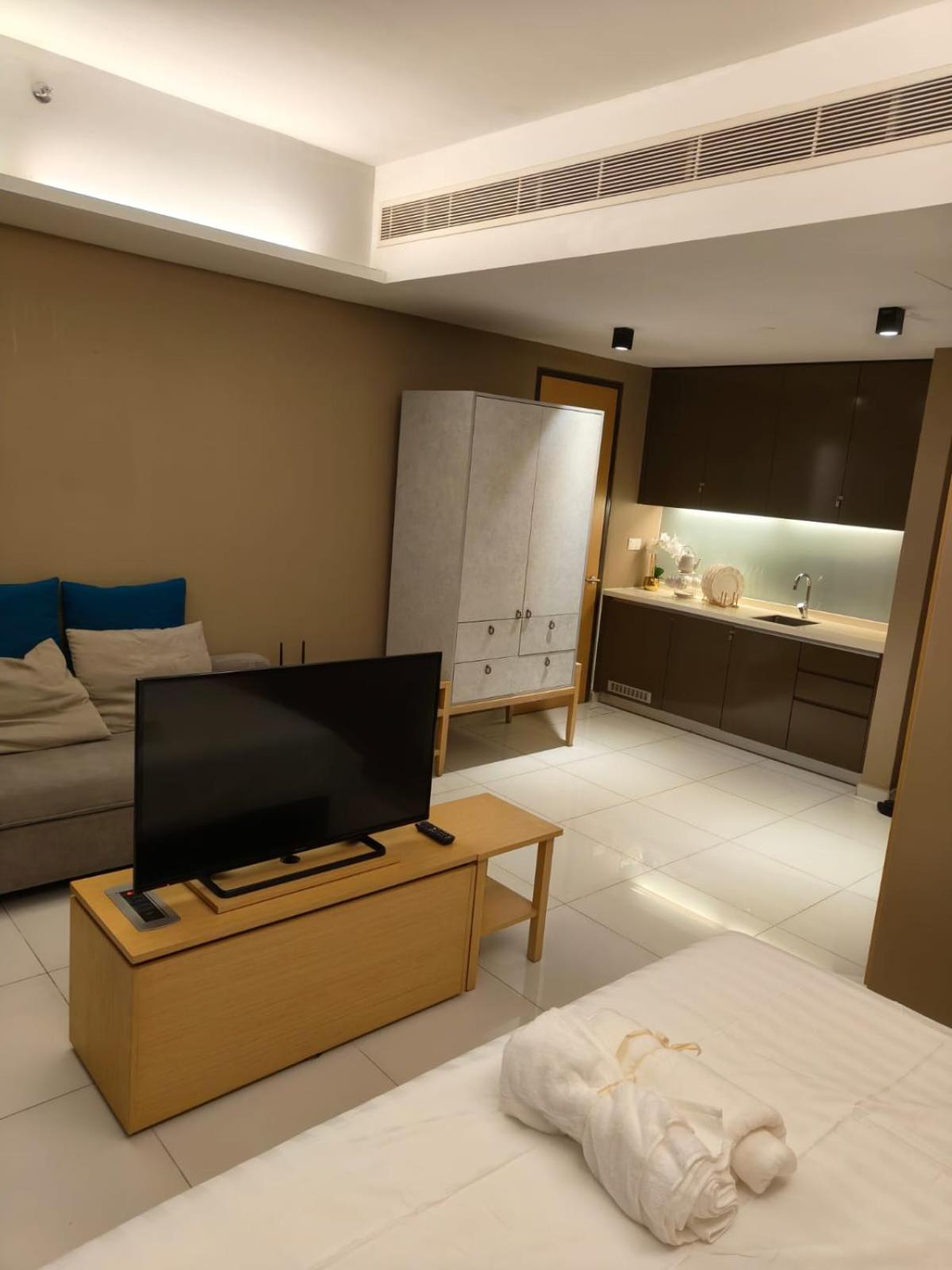 Queen Room with Pool View