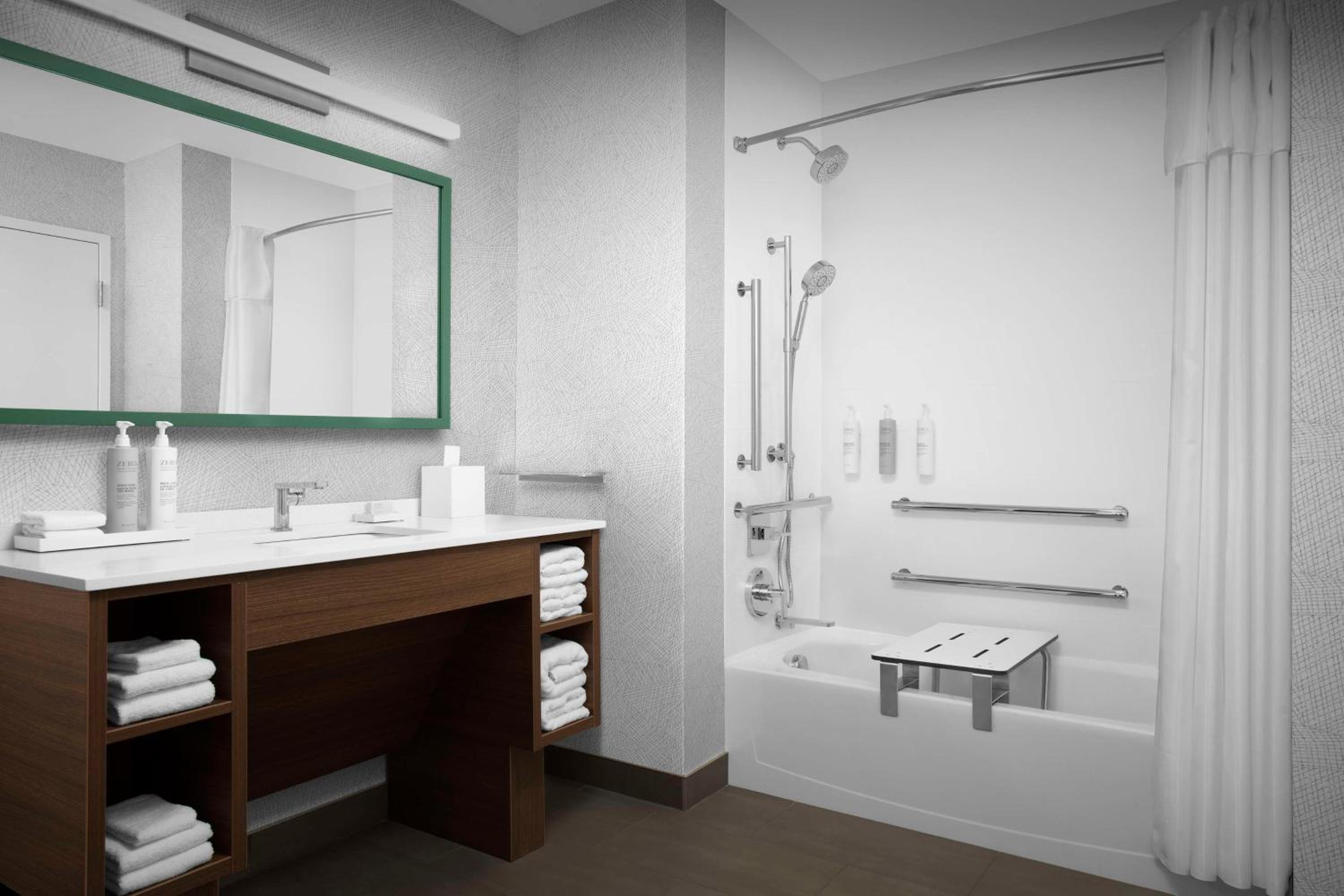 Queen Studio Suite - Mobility/Hearing Accessible  photo 2