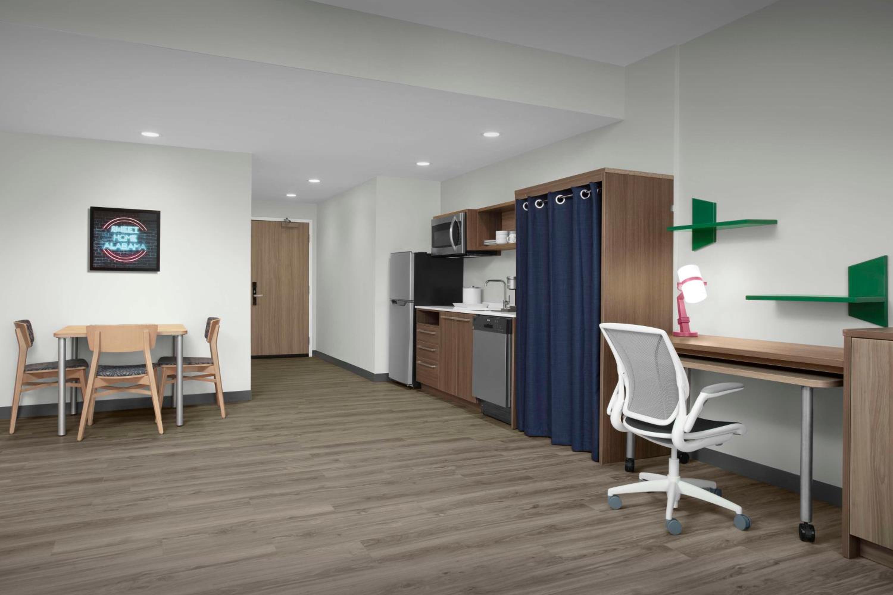 One-Bedroom King Suite - Photo 4