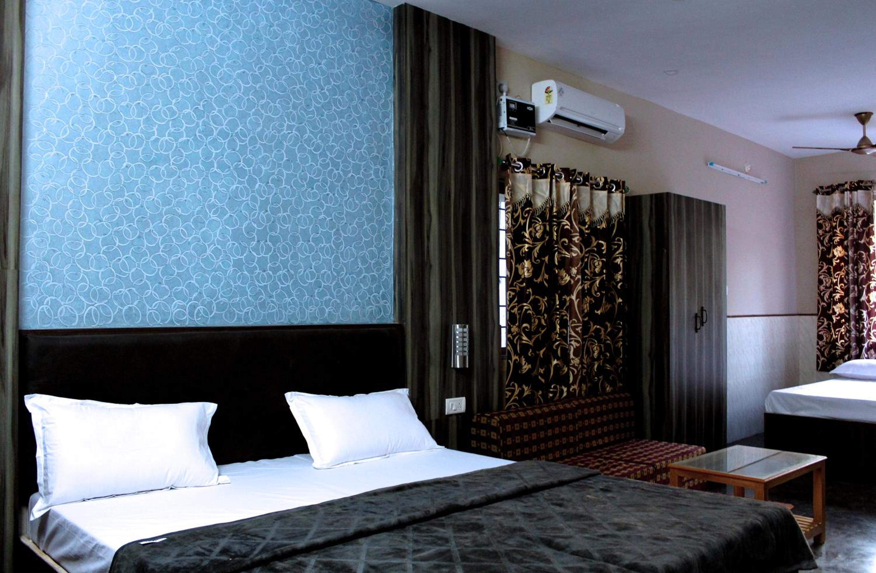 King Suite with Balcony photo 2