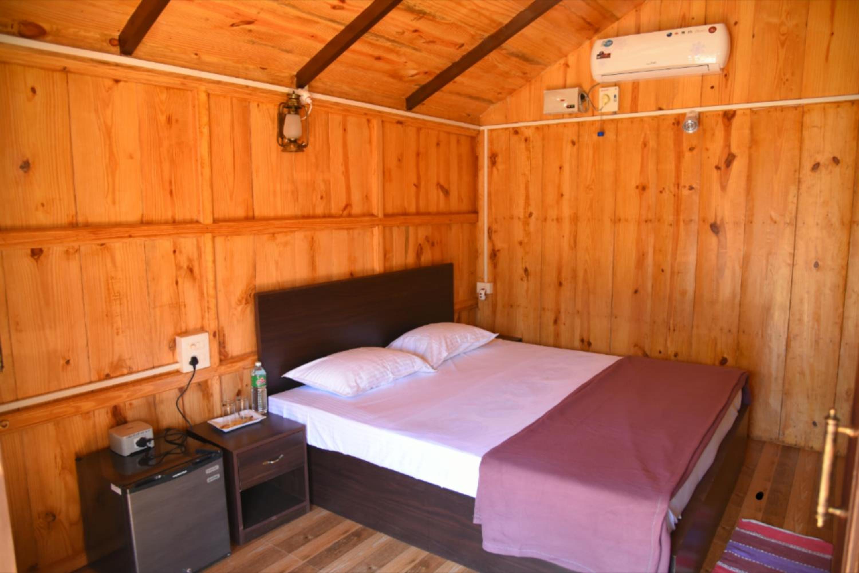 带花园景观的小屋