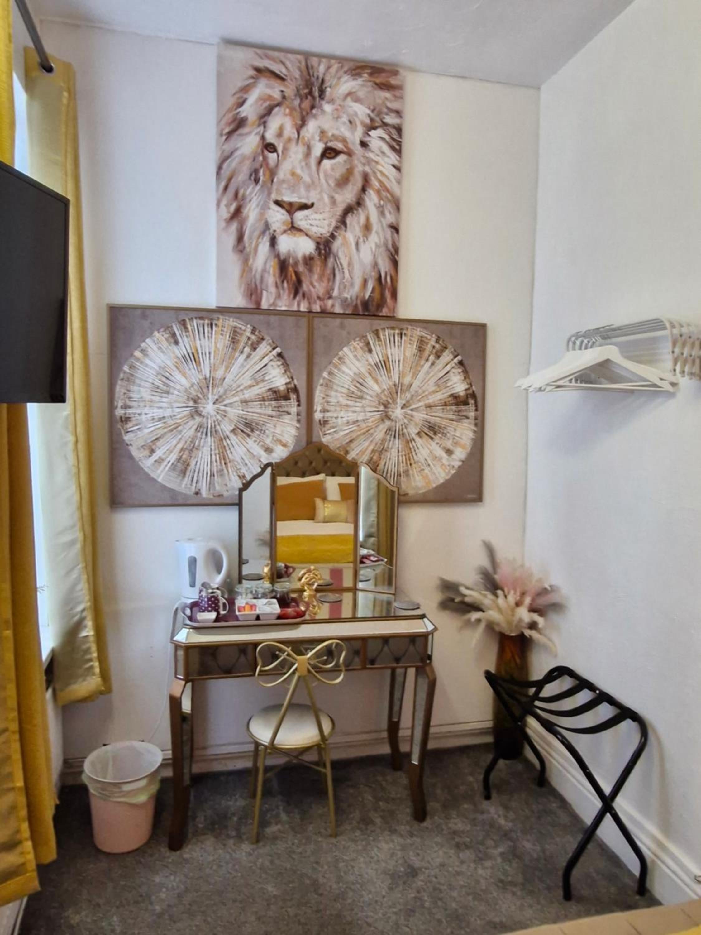 Deluxe King Room - Photo 6
