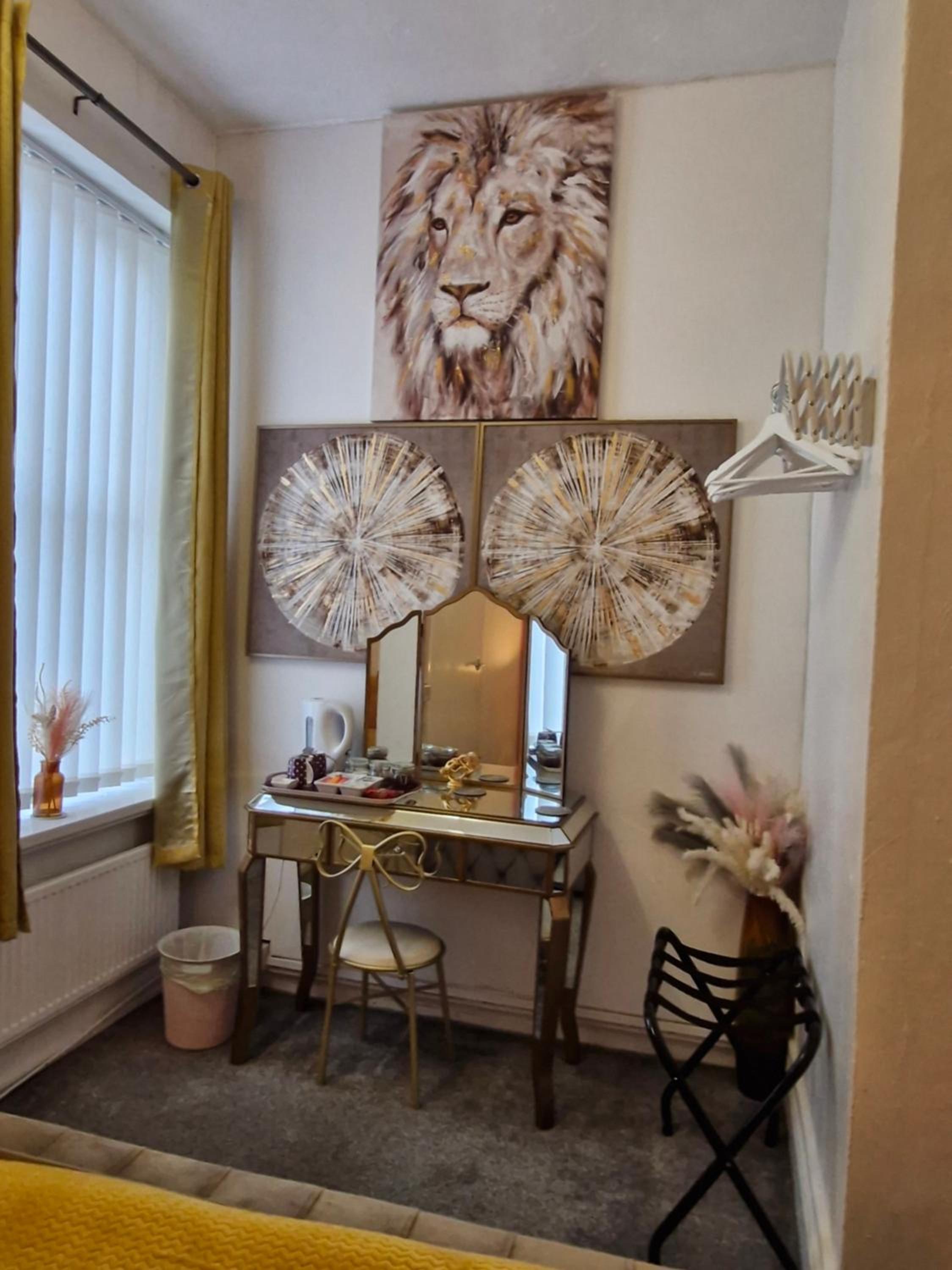 Deluxe King Room - Photo 7