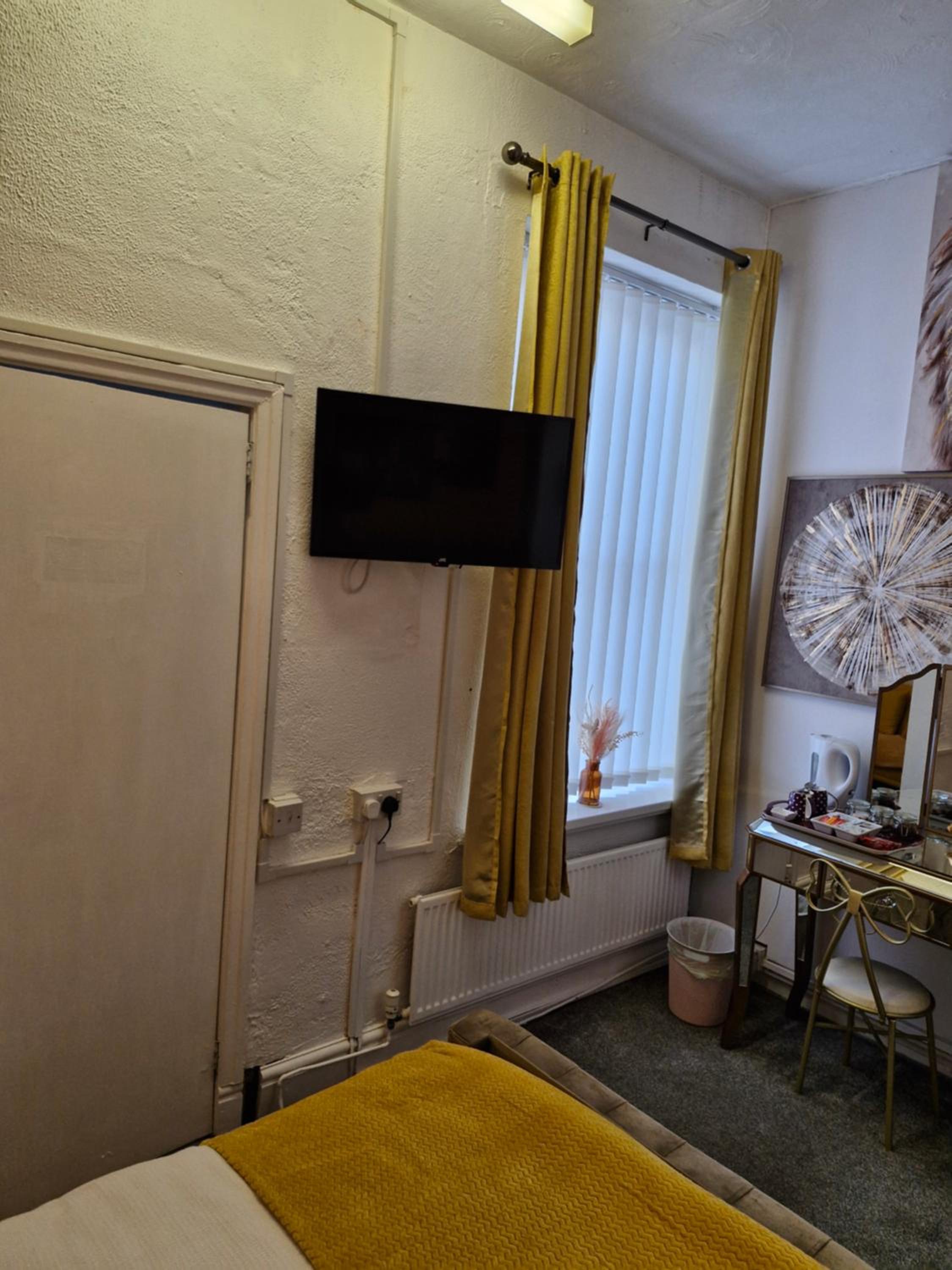 Deluxe King Room - Photo 8