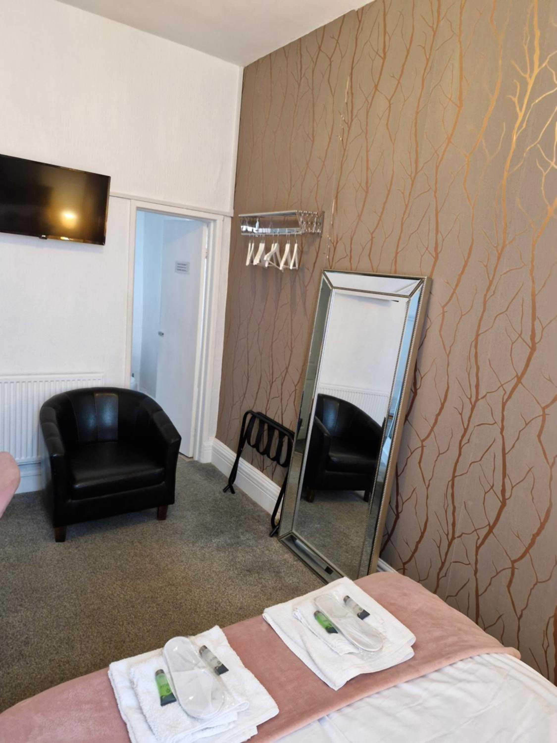 Double Room with Private Bathroom - Photo 12