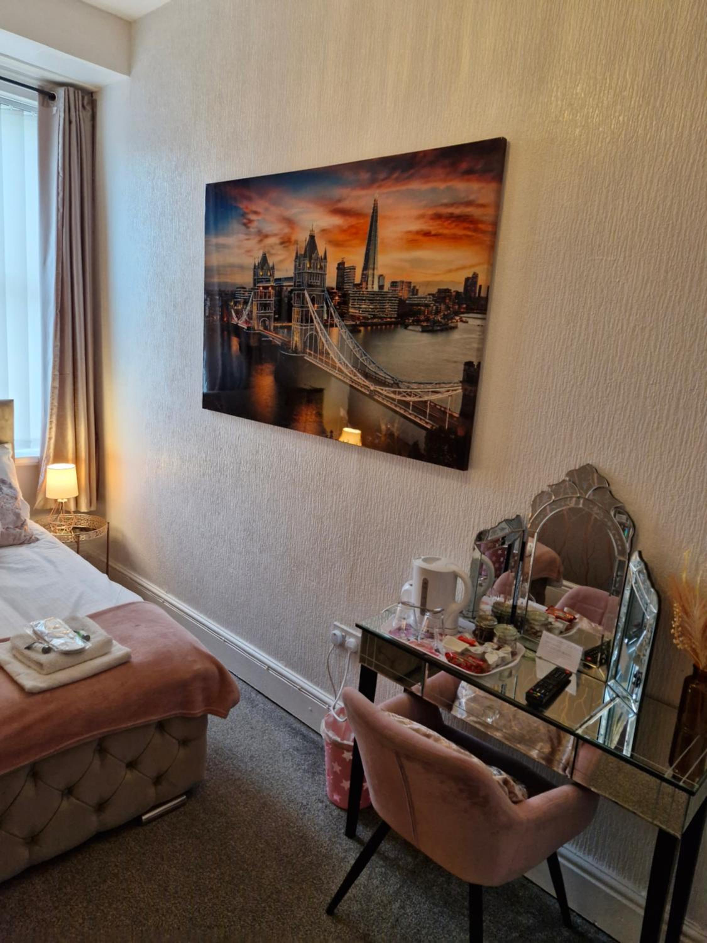 Double Room with Private Bathroom - Photo 10