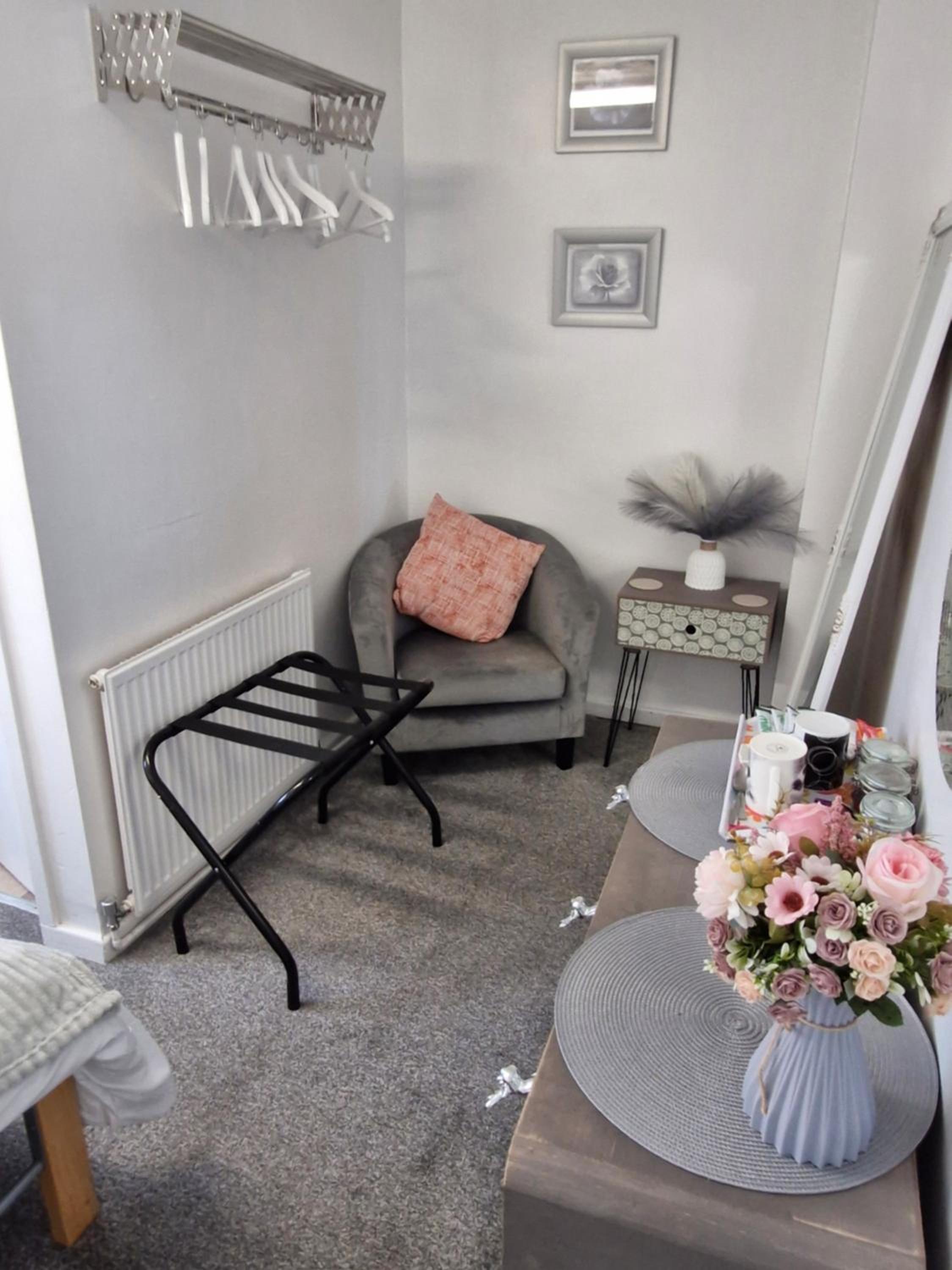 Double Room with Private Bathroom - Photo 14