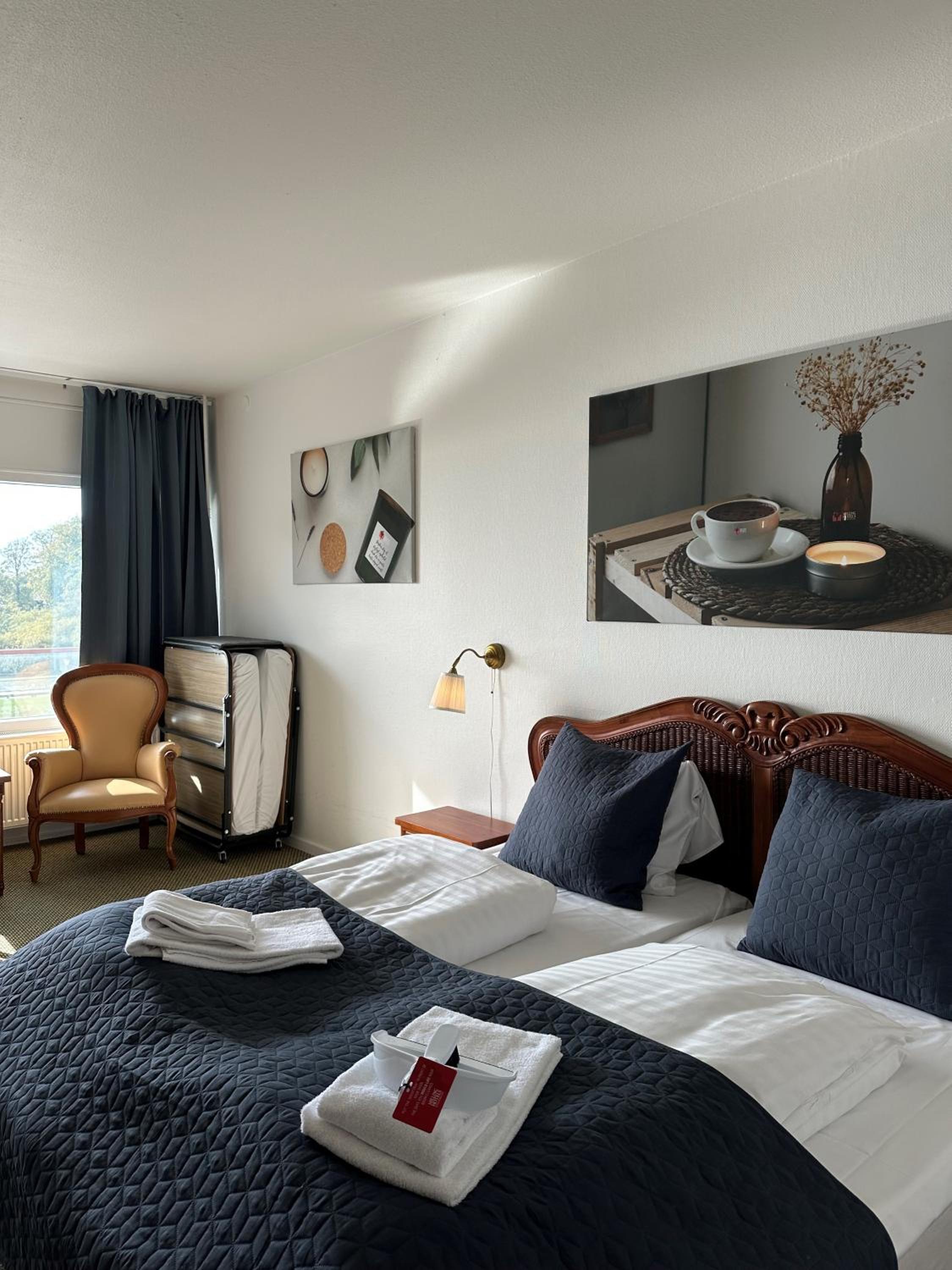 Double or Twin Room with Lake View photo 1