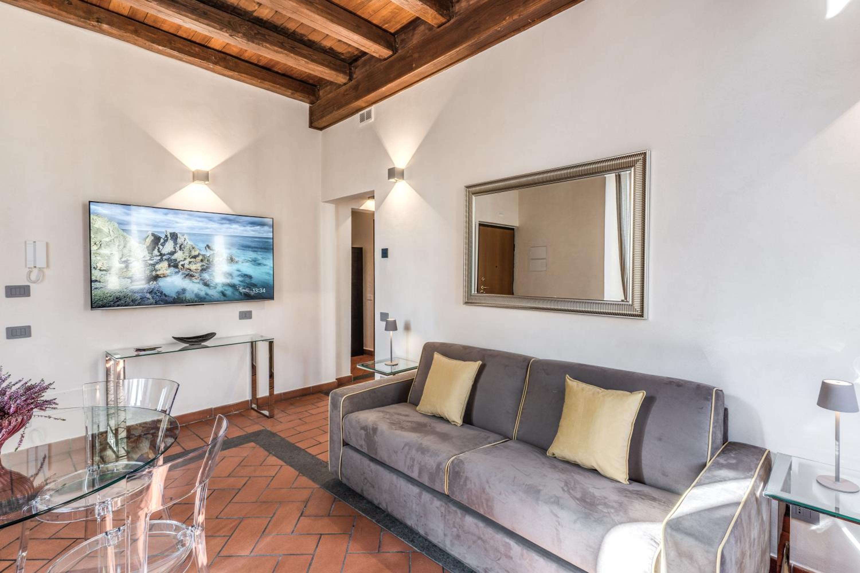 Deluxe One-Bedroom Apartment with City View photo 1
