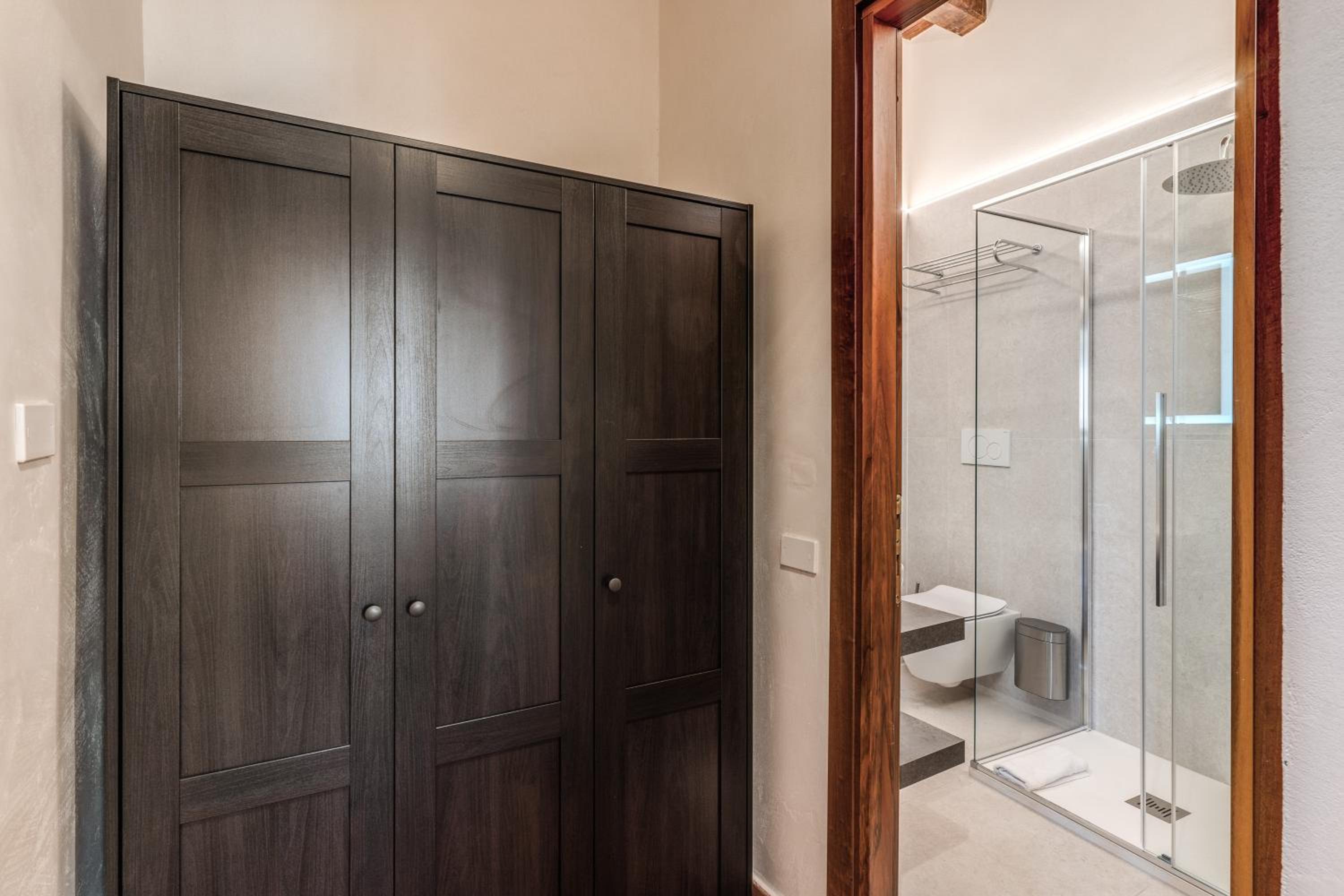 Deluxe One-Bedroom Apartment with City View photo 2