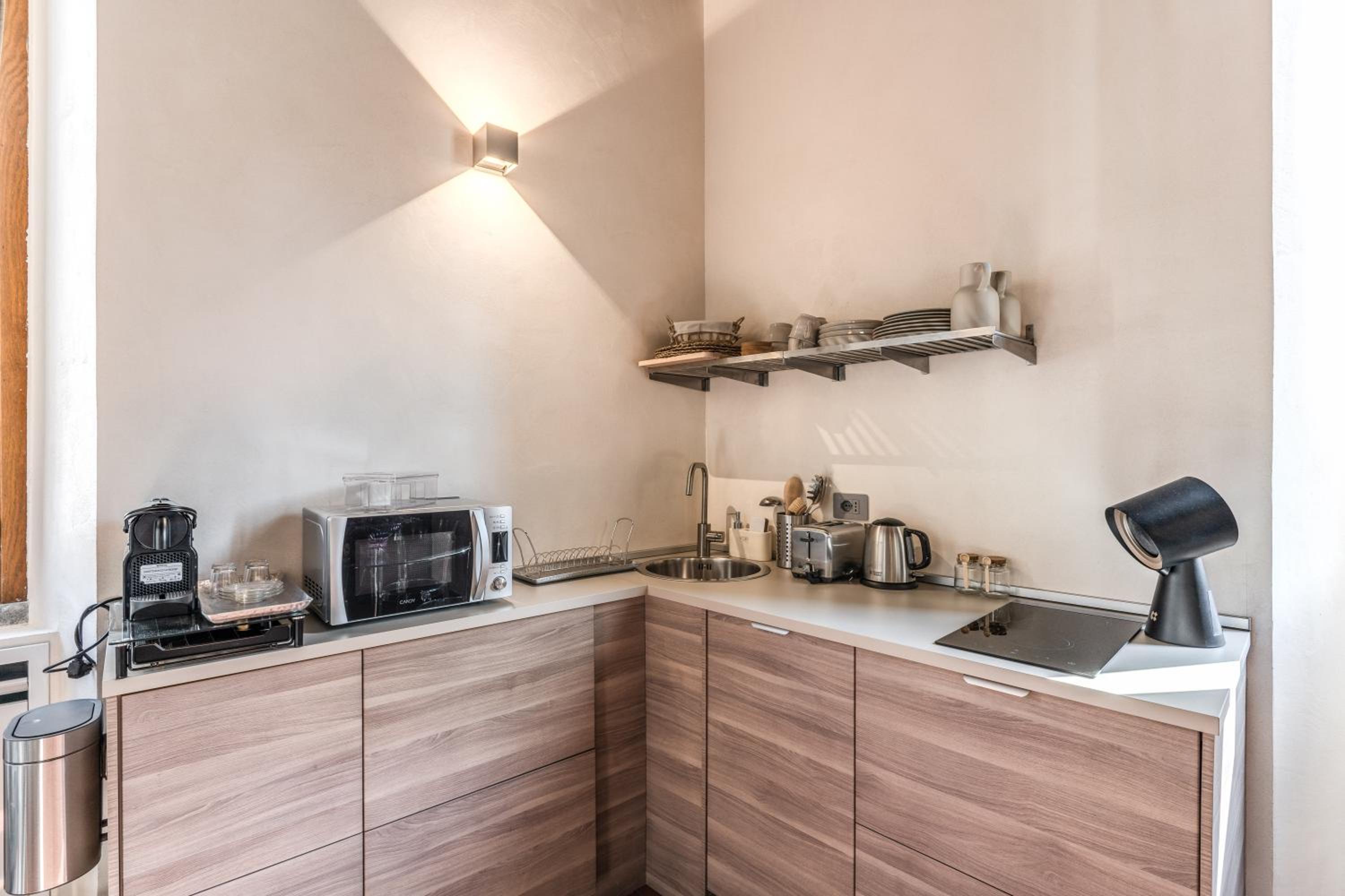 Deluxe One-Bedroom Apartment with City View photo 3