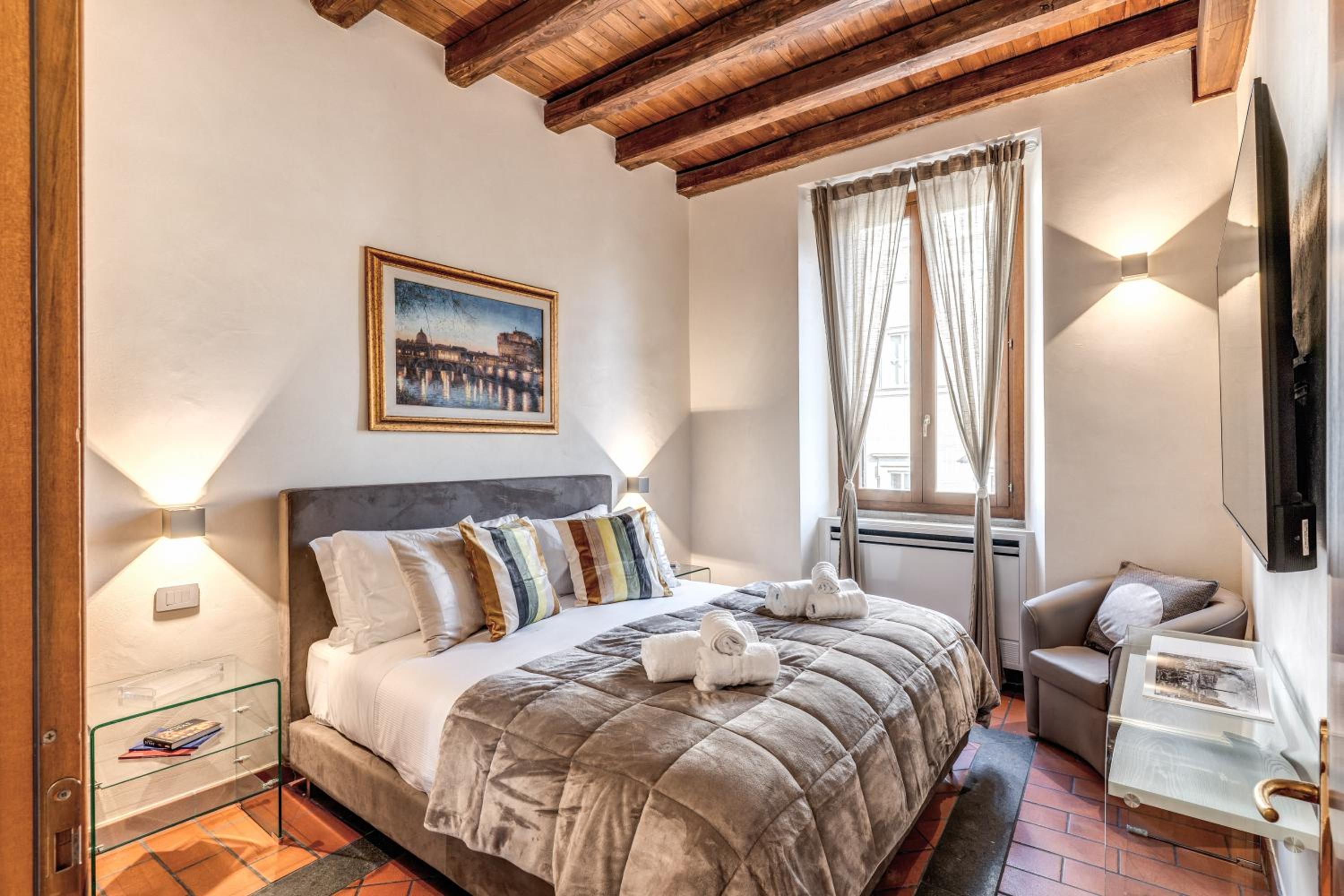 Deluxe One-Bedroom Apartment with City View photo 2
