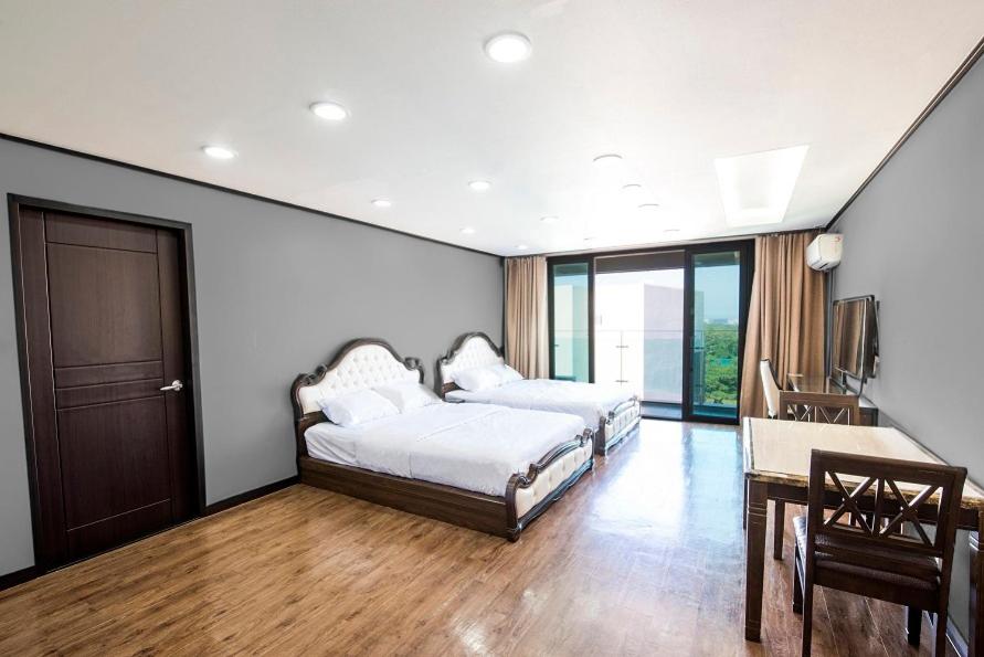 Suite Family Room