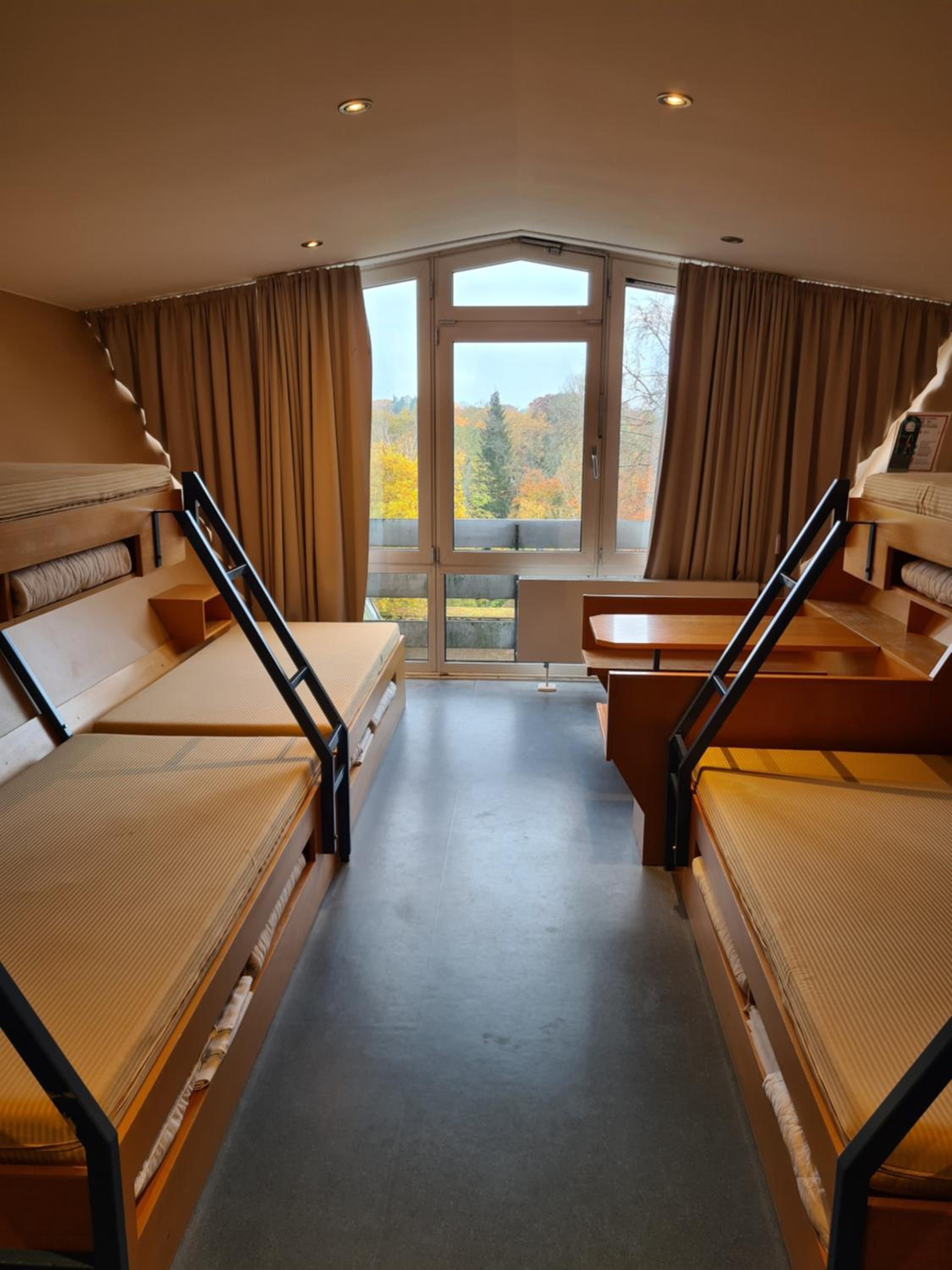 5-Bed Room with Shared Bathroom photo 1