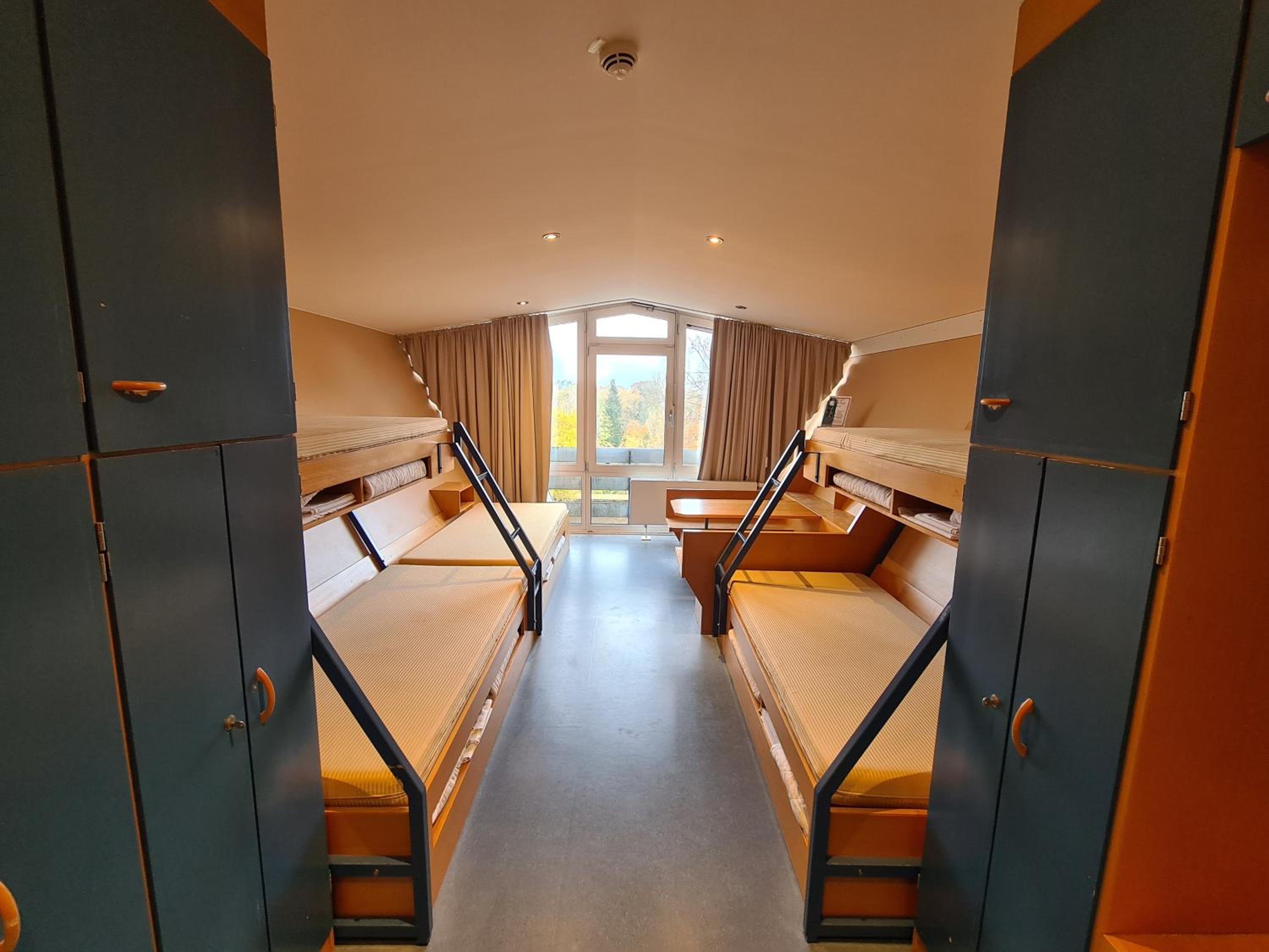 5-Bed Room with Shared Bathroom photo 2