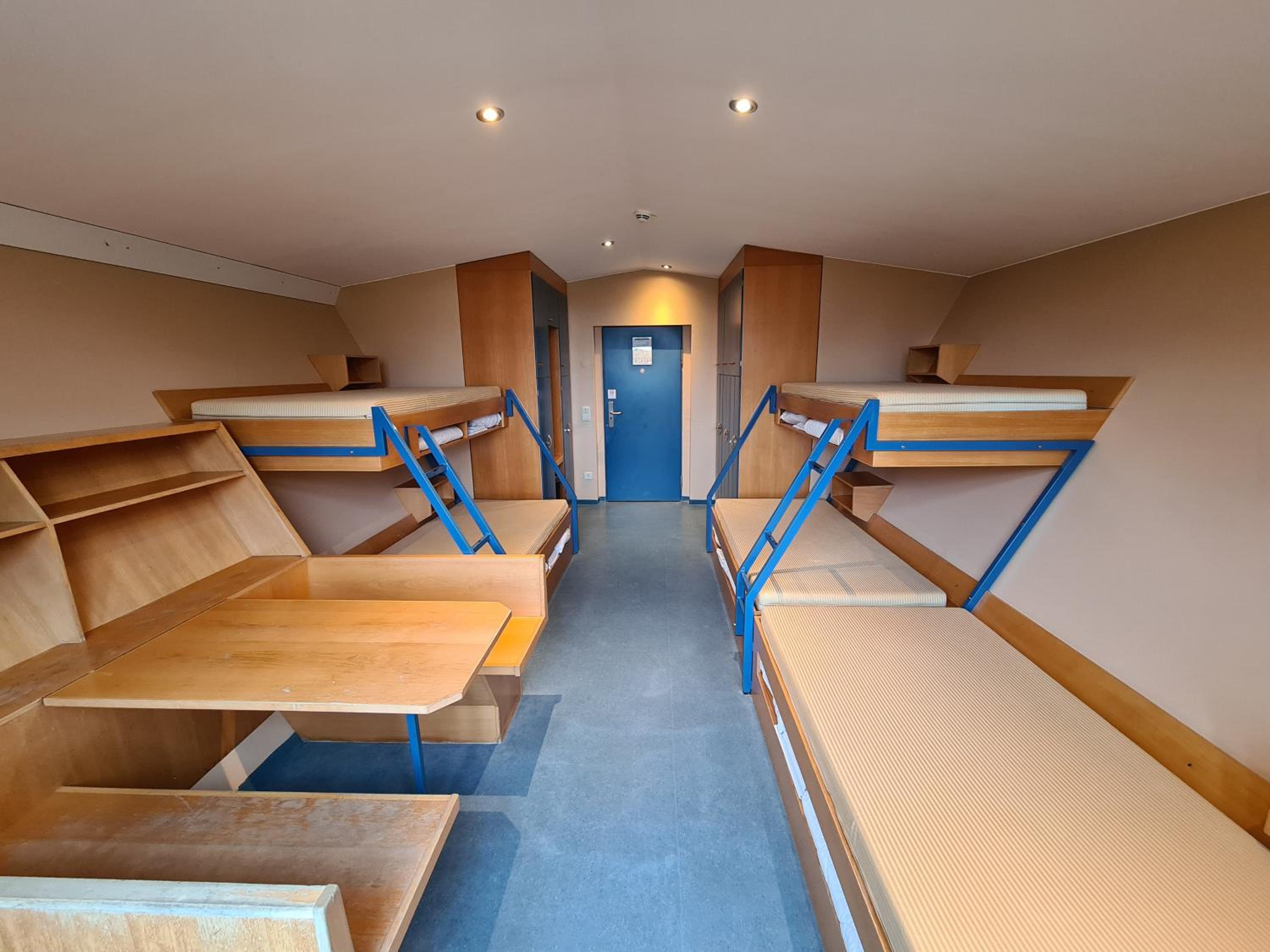 5-Bed Room with Shared Bathroom photo 3
