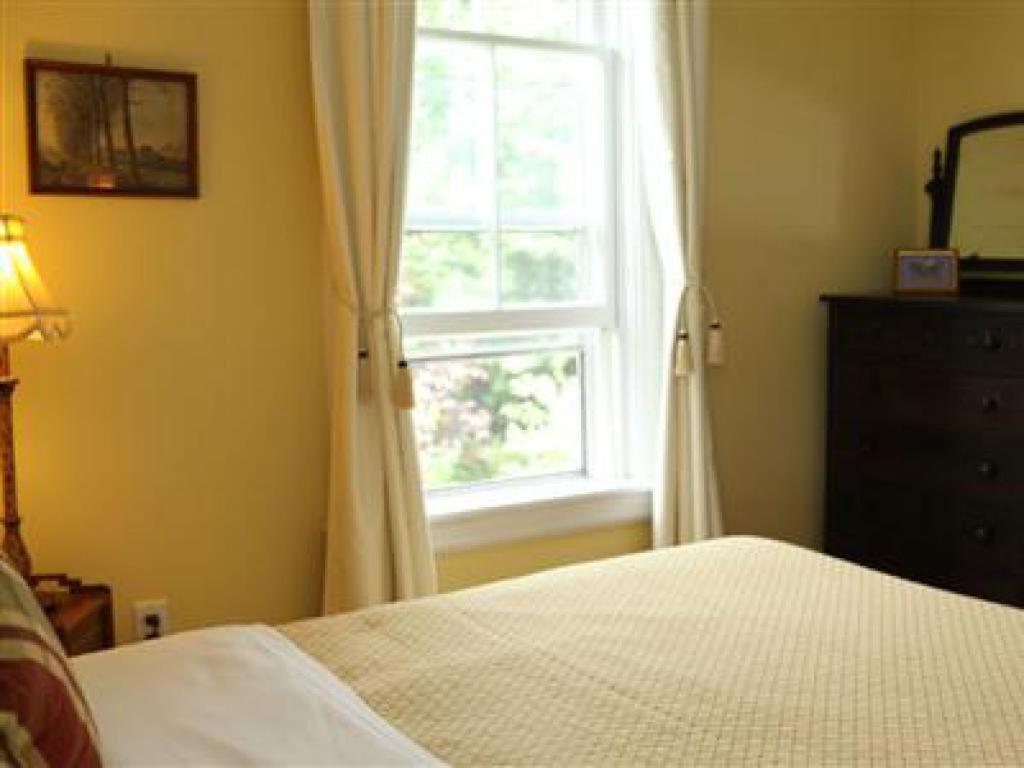 Standard Queen Room - Photo 7