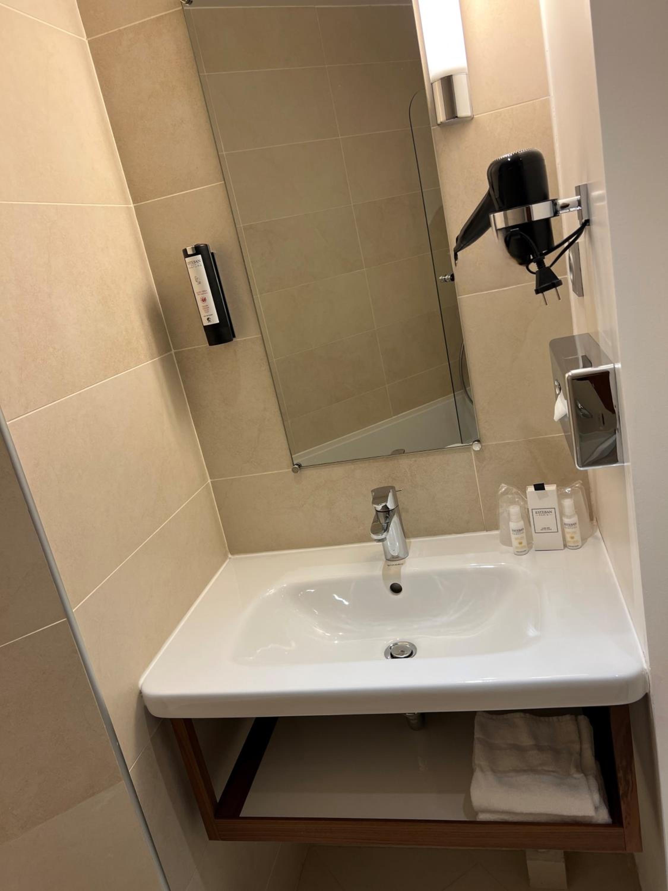 Single Room photo 3