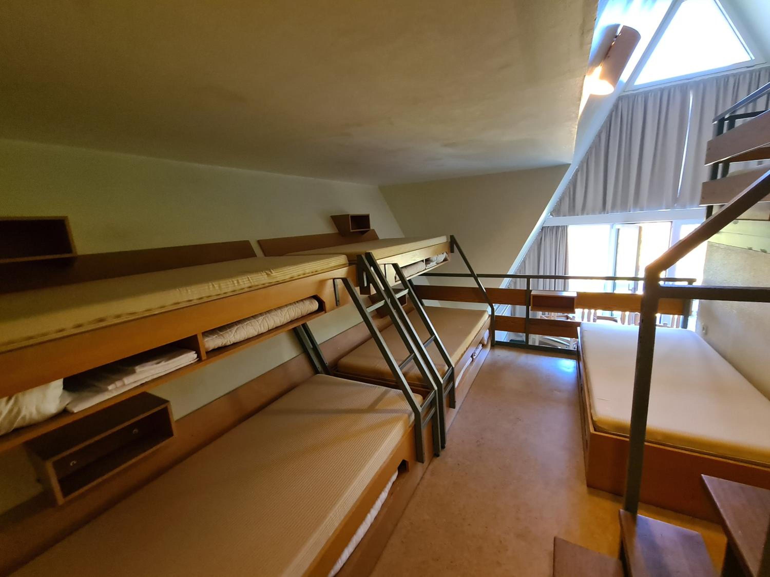 8-Bed Room with Shared Bathroom photo 1