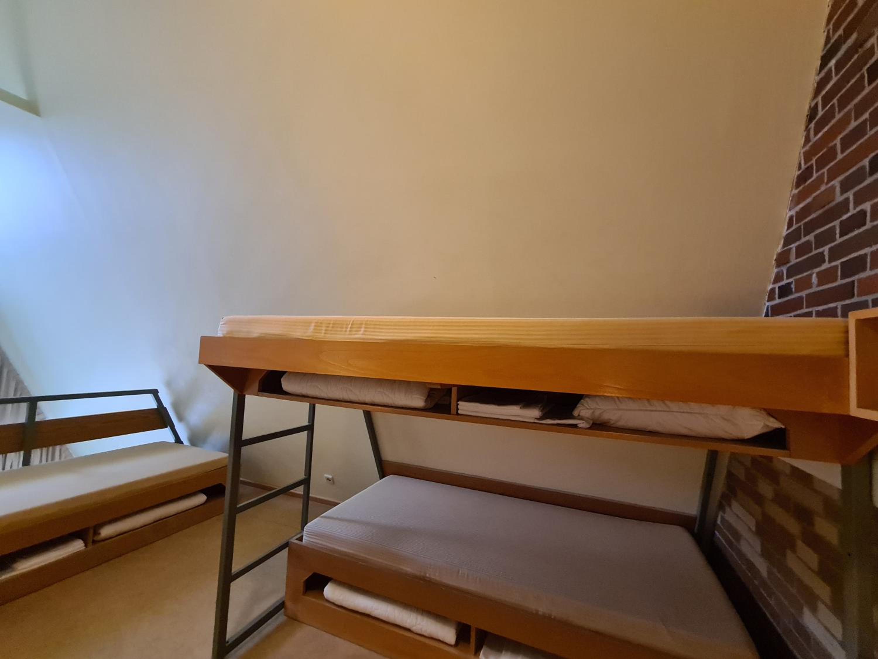 8-Bed Room with Shared Bathroom photo 3