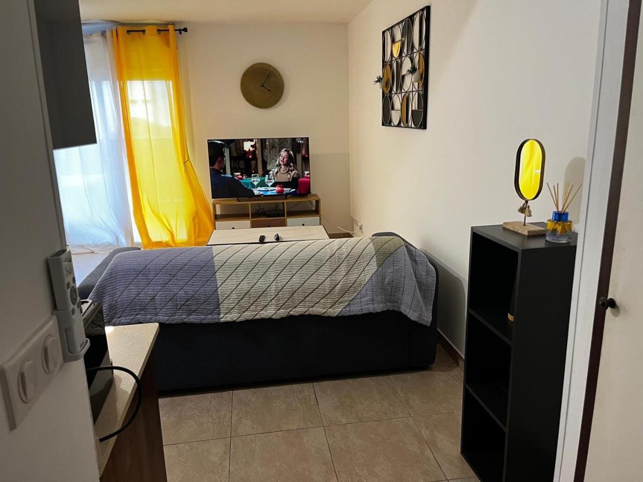 One-Bedroom Apartment photo 1