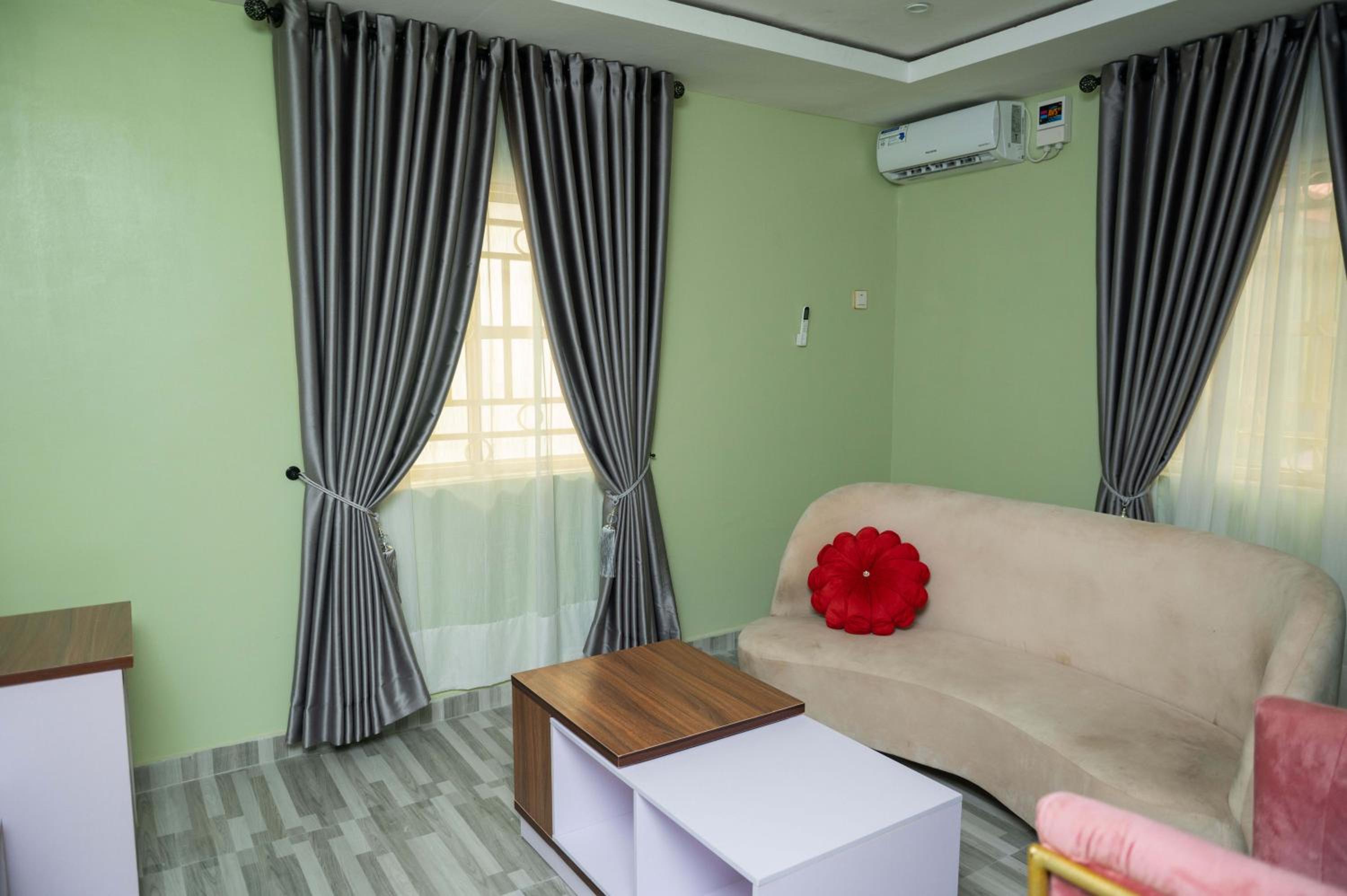 Deluxe One-Bedroom Apartment with City View photo 1